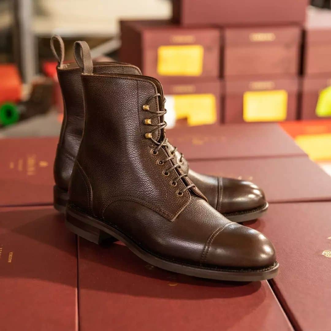 カルミナさんのインスタグラム写真 - (カルミナInstagram)「Dress Boots 80184 | Brown Grain  Featuring a Victoria rubber sole in a Goodyear welt-construction and calf lining.  Style made on Oscar last, which is known for its round tip, low instep and standard fitting.  This shoe, like all the other Carmina´s, is carefully manufactured by expert craftsmen who follow the exact same techniques that Charles Goodyear created in 1869.  #boots #suedeboots #bootslover #brownboots #bootsoftheday #carmina #carminashoemaker #カルミナ  #shoesfashionlovers #dapper #ootdfashion #footwearfashion #ootd #handcrafted #leathershoes #premiumshoes #luxuryfootwear #shoesfashion #artisan #menshoeshop #classyman #classicshoesformen #dressshoesformen #mensweartips #menstyle #ootdmen #dressshoesmen #menwithsuitstyle #dandystyle」4月11日 22時37分 - carminashoemaker
