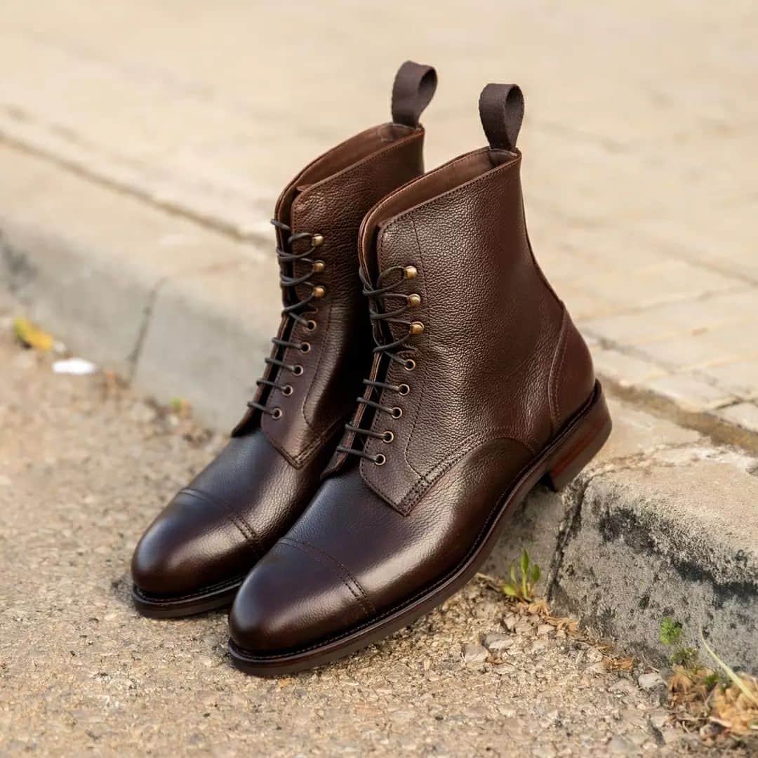カルミナさんのインスタグラム写真 - (カルミナInstagram)「Dress Boots 80184 | Brown Grain  Featuring a Victoria rubber sole in a Goodyear welt-construction and calf lining.  Style made on Oscar last, which is known for its round tip, low instep and standard fitting.  This shoe, like all the other Carmina´s, is carefully manufactured by expert craftsmen who follow the exact same techniques that Charles Goodyear created in 1869.  #boots #suedeboots #bootslover #brownboots #bootsoftheday #carmina #carminashoemaker #カルミナ  #shoesfashionlovers #dapper #ootdfashion #footwearfashion #ootd #handcrafted #leathershoes #premiumshoes #luxuryfootwear #shoesfashion #artisan #menshoeshop #classyman #classicshoesformen #dressshoesformen #mensweartips #menstyle #ootdmen #dressshoesmen #menwithsuitstyle #dandystyle」4月11日 22時37分 - carminashoemaker