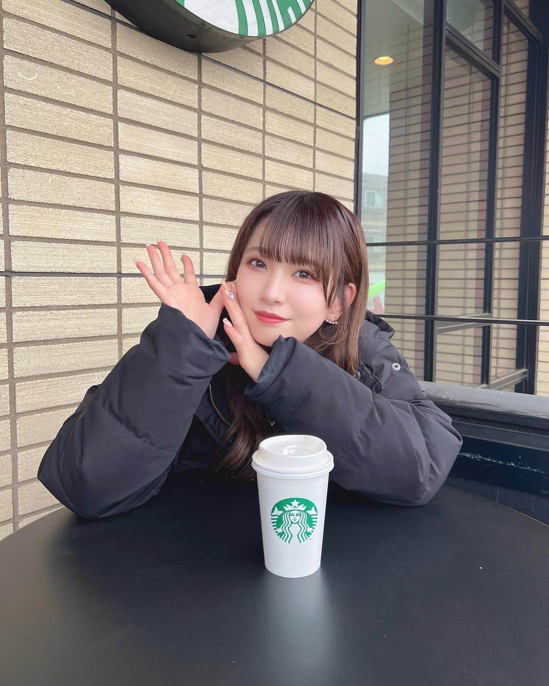 星野理沙のインスタグラム：「☕️  私とスタバに行ったらこんな感じかも  スタバ何派ですか〜 私はブラックかラテ頼みがち。 フラペチーノは重くてなかなか飲めない年齢になってきた… でも次のメロンのやつ飲んでみたい！🍈  ここのスタバ綺麗だし空いてるし静かだし雰囲気良くて最高だった！ お気に入りのスタバに認定〜💯  時差投稿でごめんなさい🙇‍♀️  ．」