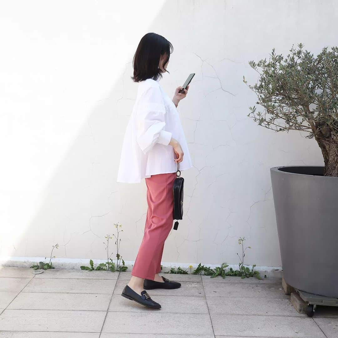 Eri Satoさんのインスタグラム写真 - (Eri SatoInstagram)「【white×pink×blackコーデ】 shirt: @yueni.jp pants: @rectangle_official shoes: @lisavicky_japan · 先日のコーデ🌸 展示会でオーダーしていた @yueni.jp のブラウス💞 ピンタックがぐるりと続いてかわいい🥺💓 袖と裾のぽわん具合がとってもお気に入り😌✨ · DIOR展甘く見てた！ 全然チケット取れない😢 当日券取れるかなぁ💦 · · #yueni#ユエニ #高身長コーデ#ママコーデ#カジュアル#ブラウスコーデ #ファッション#コーディネート#プチプラ#プチプラコーデ#春コーデ#パンツコーデ#mamagirl#locari#partegram#きれいめカジュアル#お洒落さんと繋がりたい」4月11日 22時40分 - satoeri626