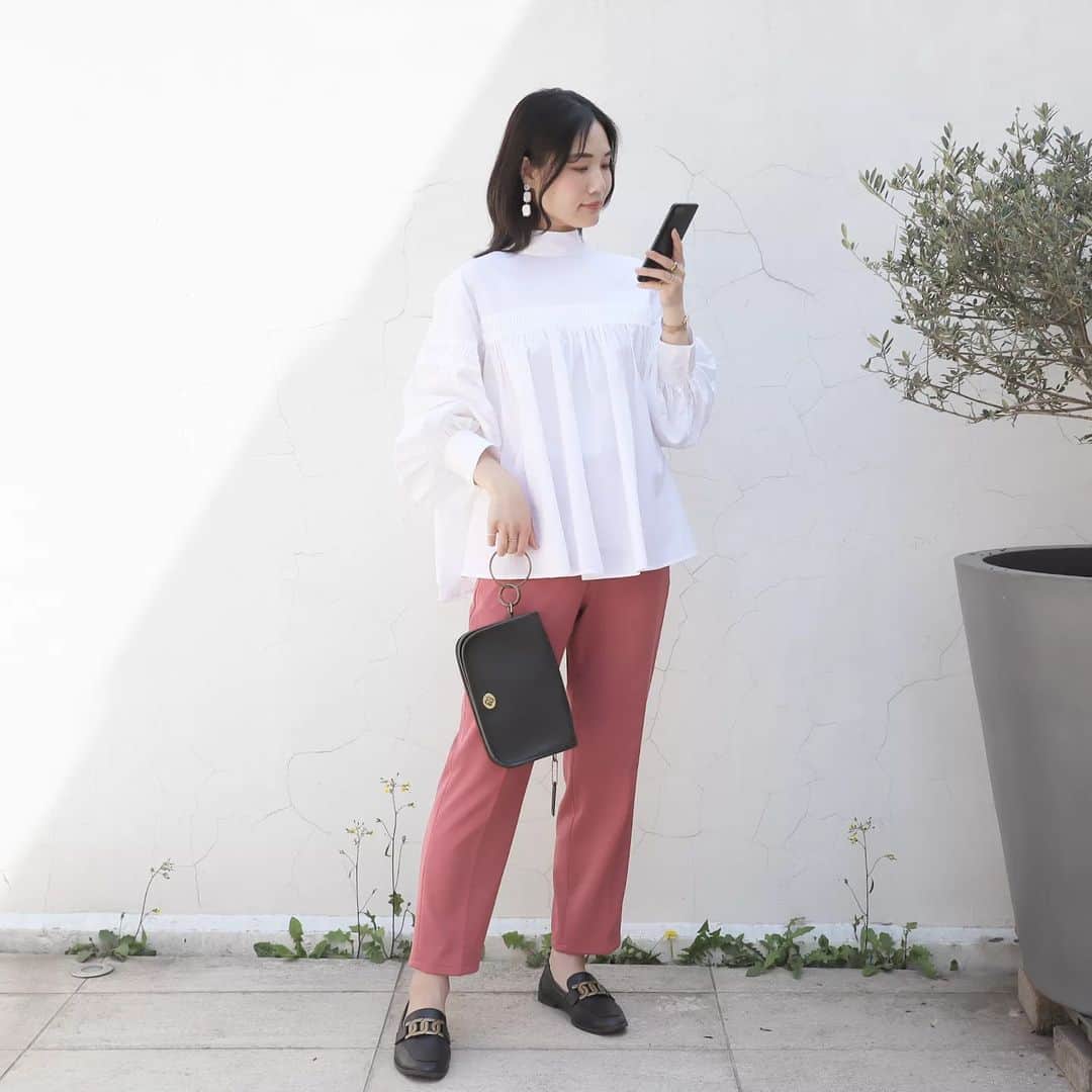 Eri Satoさんのインスタグラム写真 - (Eri SatoInstagram)「【white×pink×blackコーデ】 shirt: @yueni.jp pants: @rectangle_official shoes: @lisavicky_japan · 先日のコーデ🌸 展示会でオーダーしていた @yueni.jp のブラウス💞 ピンタックがぐるりと続いてかわいい🥺💓 袖と裾のぽわん具合がとってもお気に入り😌✨ · DIOR展甘く見てた！ 全然チケット取れない😢 当日券取れるかなぁ💦 · · #yueni#ユエニ #高身長コーデ#ママコーデ#カジュアル#ブラウスコーデ #ファッション#コーディネート#プチプラ#プチプラコーデ#春コーデ#パンツコーデ#mamagirl#locari#partegram#きれいめカジュアル#お洒落さんと繋がりたい」4月11日 22時40分 - satoeri626