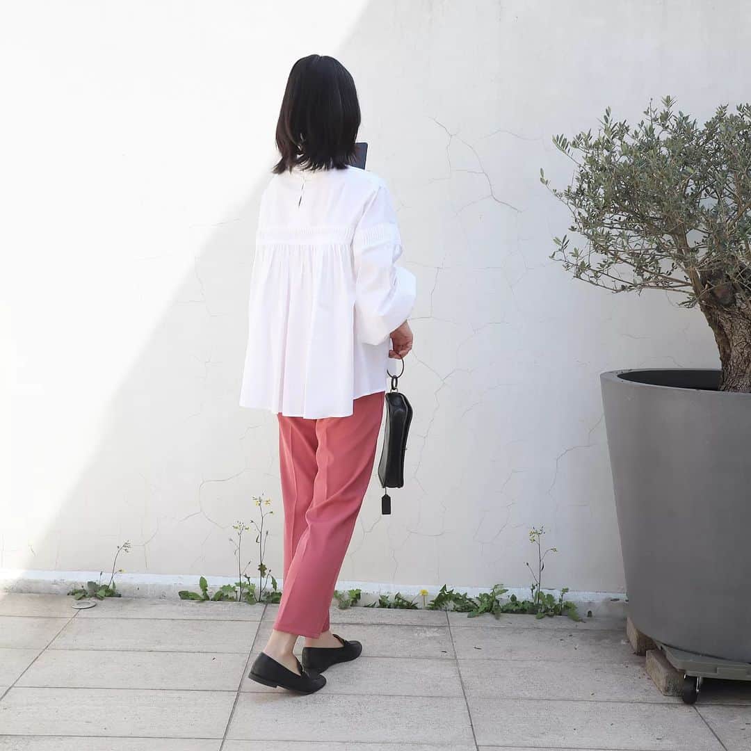 Eri Satoさんのインスタグラム写真 - (Eri SatoInstagram)「【white×pink×blackコーデ】 shirt: @yueni.jp pants: @rectangle_official shoes: @lisavicky_japan · 先日のコーデ🌸 展示会でオーダーしていた @yueni.jp のブラウス💞 ピンタックがぐるりと続いてかわいい🥺💓 袖と裾のぽわん具合がとってもお気に入り😌✨ · DIOR展甘く見てた！ 全然チケット取れない😢 当日券取れるかなぁ💦 · · #yueni#ユエニ #高身長コーデ#ママコーデ#カジュアル#ブラウスコーデ #ファッション#コーディネート#プチプラ#プチプラコーデ#春コーデ#パンツコーデ#mamagirl#locari#partegram#きれいめカジュアル#お洒落さんと繋がりたい」4月11日 22時40分 - satoeri626