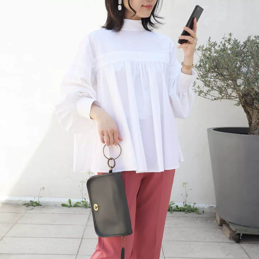 Eri Satoさんのインスタグラム写真 - (Eri SatoInstagram)「【white×pink×blackコーデ】 shirt: @yueni.jp pants: @rectangle_official shoes: @lisavicky_japan · 先日のコーデ🌸 展示会でオーダーしていた @yueni.jp のブラウス💞 ピンタックがぐるりと続いてかわいい🥺💓 袖と裾のぽわん具合がとってもお気に入り😌✨ · DIOR展甘く見てた！ 全然チケット取れない😢 当日券取れるかなぁ💦 · · #yueni#ユエニ #高身長コーデ#ママコーデ#カジュアル#ブラウスコーデ #ファッション#コーディネート#プチプラ#プチプラコーデ#春コーデ#パンツコーデ#mamagirl#locari#partegram#きれいめカジュアル#お洒落さんと繋がりたい」4月11日 22時40分 - satoeri626