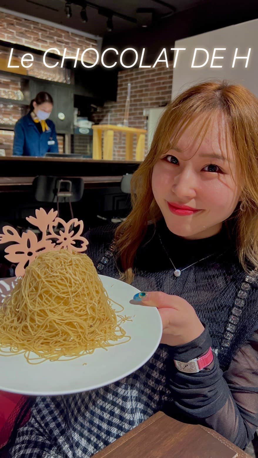 カリスマゆきちゃんのインスタグラム：「. . 📍Le CHOCOLAT DE H  季節のモンブランは苺🍓 甘すぎずで、ペロリと1つ食べちゃった😋  モンブラン好きな方は是非🫶  @lechocolatdeh_ginza  ________________________________ #lechocolatdeh #モンブラン #モンブラン専門店 #季節のモンブラン #苺モンブラン #モンブラン好き #銀座スイーツ #スイーツ #foodiegram」