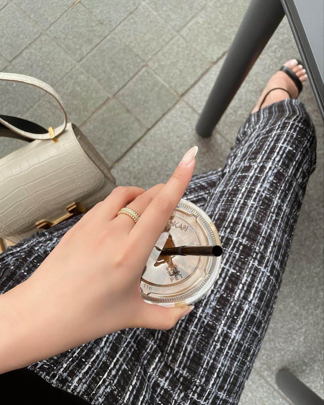 NIJIKOさんのインスタグラム写真 - (NIJIKOInstagram)「𝑇𝑢𝑒𝑠𝑑𝑎𝑦🪞✨ ⁡ 今日の私。 ⁡ 風が強いと 髪の毛がリップに付いちゃうんだよなぁ‥。 （それでもグロスは辞められない🫦笑）」4月11日 22時43分 - nijiko_official