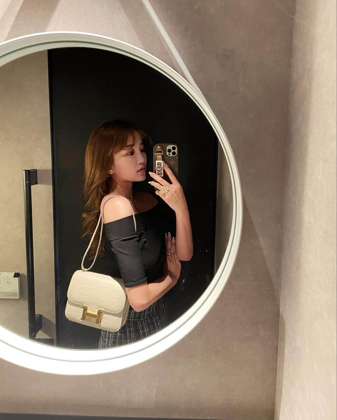 NIJIKOさんのインスタグラム写真 - (NIJIKOInstagram)「𝑇𝑢𝑒𝑠𝑑𝑎𝑦🪞✨ ⁡ 今日の私。 ⁡ 風が強いと 髪の毛がリップに付いちゃうんだよなぁ‥。 （それでもグロスは辞められない🫦笑）」4月11日 22時43分 - nijiko_official