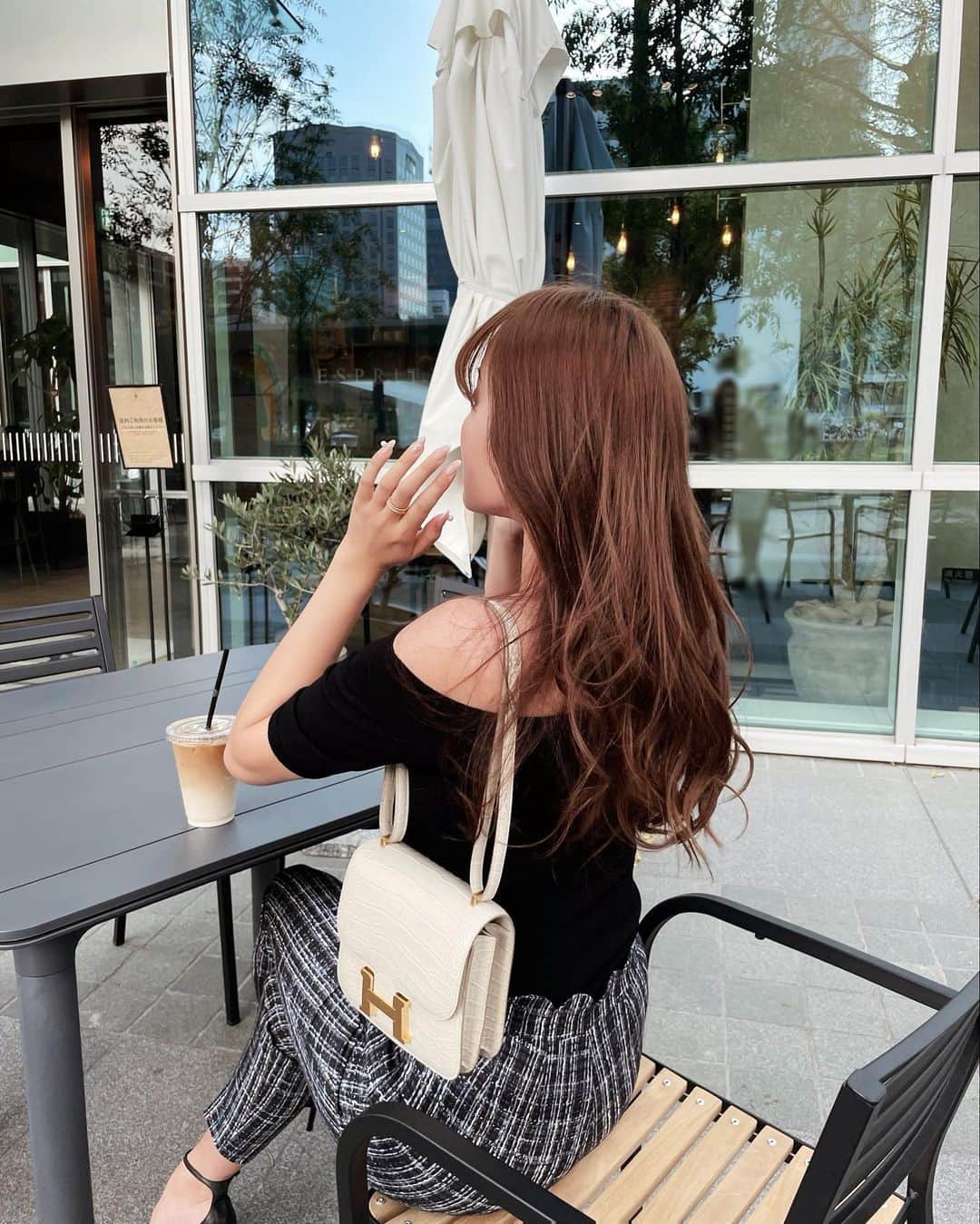 NIJIKOさんのインスタグラム写真 - (NIJIKOInstagram)「𝑇𝑢𝑒𝑠𝑑𝑎𝑦🪞✨ ⁡ 今日の私。 ⁡ 風が強いと 髪の毛がリップに付いちゃうんだよなぁ‥。 （それでもグロスは辞められない🫦笑）」4月11日 22時43分 - nijiko_official