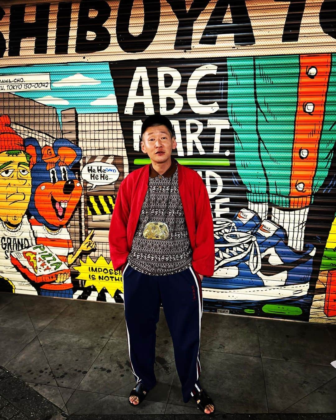 市川刺身さんのインスタグラム写真 - (市川刺身Instagram)「今日の服装。 昼間はもう暑いくらいの気候で劇場エアコン効きすぎて寒かった。 新ネタワンマンライブまであと4日。 集中！  柄がワシャーっと入った長袖のポロシャツにもしもの時のために入れておいた赤ジャケット。 最高円寺のジャージで歩みを早めて。 こうなったらやっぱり黒の便所サンダルに無駄づくりの黒の帽子でシメて首から金のがま口を下げて。  新ネタライブねたログ終わりにあるあるクリエイターたつろうさんに撮ってもらいました。 『足が写真の下にいくように顔が中心になるように撮っといたから』とプロフェッショナルっぽい言葉を出しながら撮ってくれました。 たつろうさんは最近筋トレしてるからと半袖でしたと。 たつろうさんありがとうございましたと。  #今日着た服 #ファッション #古着 #abcマート  #渋谷センター街 #新ネタワンマンライブ近いのに #新ネタライブだった」4月11日 22時44分 - soitsudoitsu