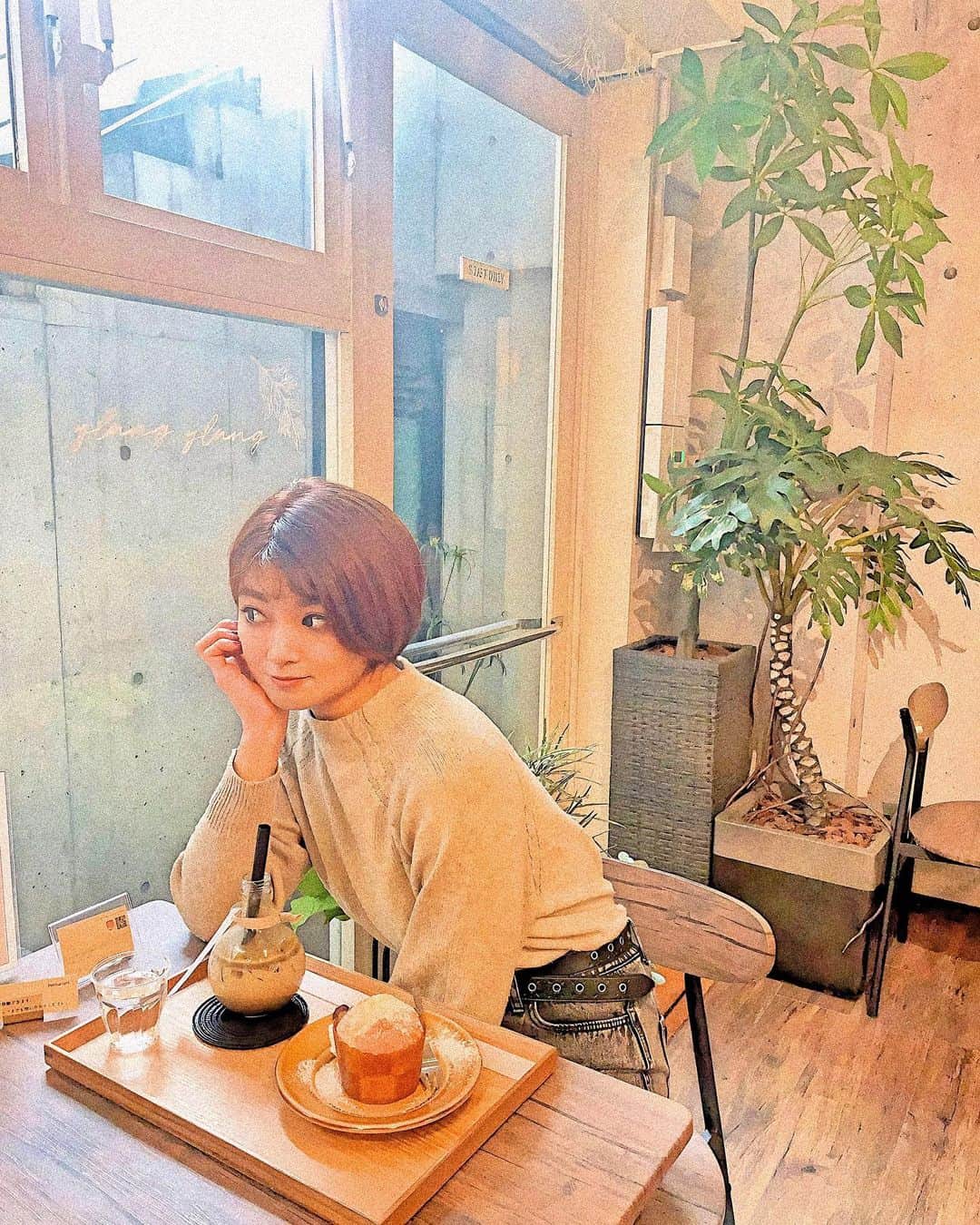 辻井美香さんのインスタグラム写真 - (辻井美香Instagram)「2月のすごく寒い日だったので、暖かさを求めてカフェにいることが多かった京都旅🤣  お花屋さんの中にある可愛いカフェ。マフィンもドリンクも美味しかった😊  座席数が少なかったけど、丁度空いていてラッキー♡だった！  Stopped by cafes to warm me up in mid-winter. A fancy cafe in a flower shop.   📍 ylangylang イランイラン -花のアトリエ- （京都/ Kyoto, Japan)  💻 ylangylang-f.com   #kyotojapan #kyotocafe #kyototrip #cafehopping #japantravel #京都カフェ #カフェ巡り #女子旅 #国内旅行 #国内女子旅 #localjapan #explorejpn #retrip_nippon #japanrevealed #japangram #travelawesome #exploreasia #girlstraveler #tabijyo #イランイラン花のアトリエ」4月11日 22時44分 - tsujii_yoshika