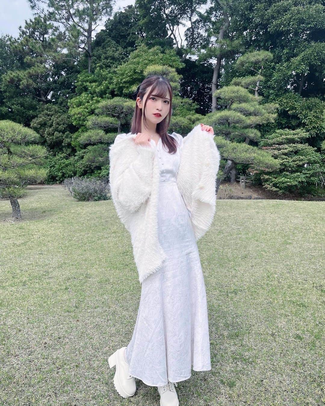 ちはるのインスタグラム：「. みどりのなかに、てんし👼🏻  #ハーフアップ #ワンピース #ホワイトコーデ #アイドル #idol #自然 #緑 #tflers #instagood #follow」