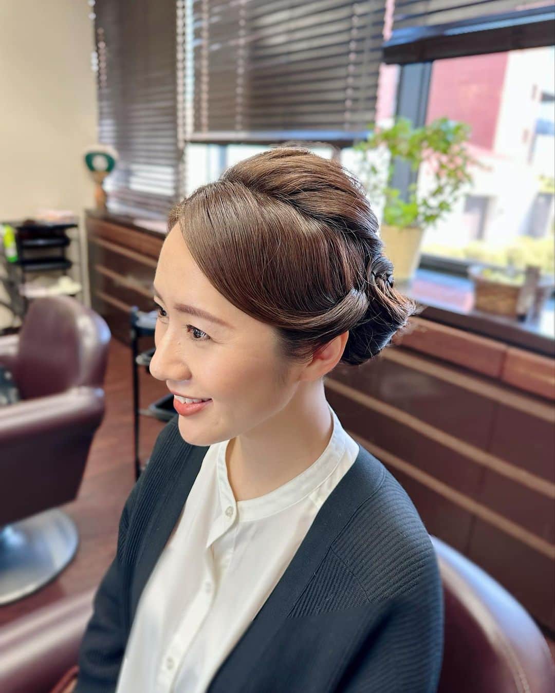 守永真彩さんのインスタグラム写真 - (守永真彩Instagram)「. . お着物の写真、想像以上に反響が大きくてびっくりしております😳✨ 皆様嬉しいお言葉ありがとうございます🌸  今回は着付けとヘアアレンジを 京都の市田ひろみ美容室の皆様が担当してくださいました。  髪型も、かっちりしつつも華やかにまとめてくださり。 お着物も、競馬場に木村先生が直接来て着付けてくださいました。  お着物を提供してくださったいわきやさんをはじめ、京都でお世話になった市田ひろみ美容室の皆様に感謝です👘✨  またこうしてお着物を着て晴れ舞台に立てるように、お仕事精進します。  皆様のコメントも、一つ一つがとても嬉しかったです☺️ ありがとうございました✨  #市田ひろみ美容室  #いわきや　 @iwakiya_1897」4月11日 22時46分 - maayamorinaga