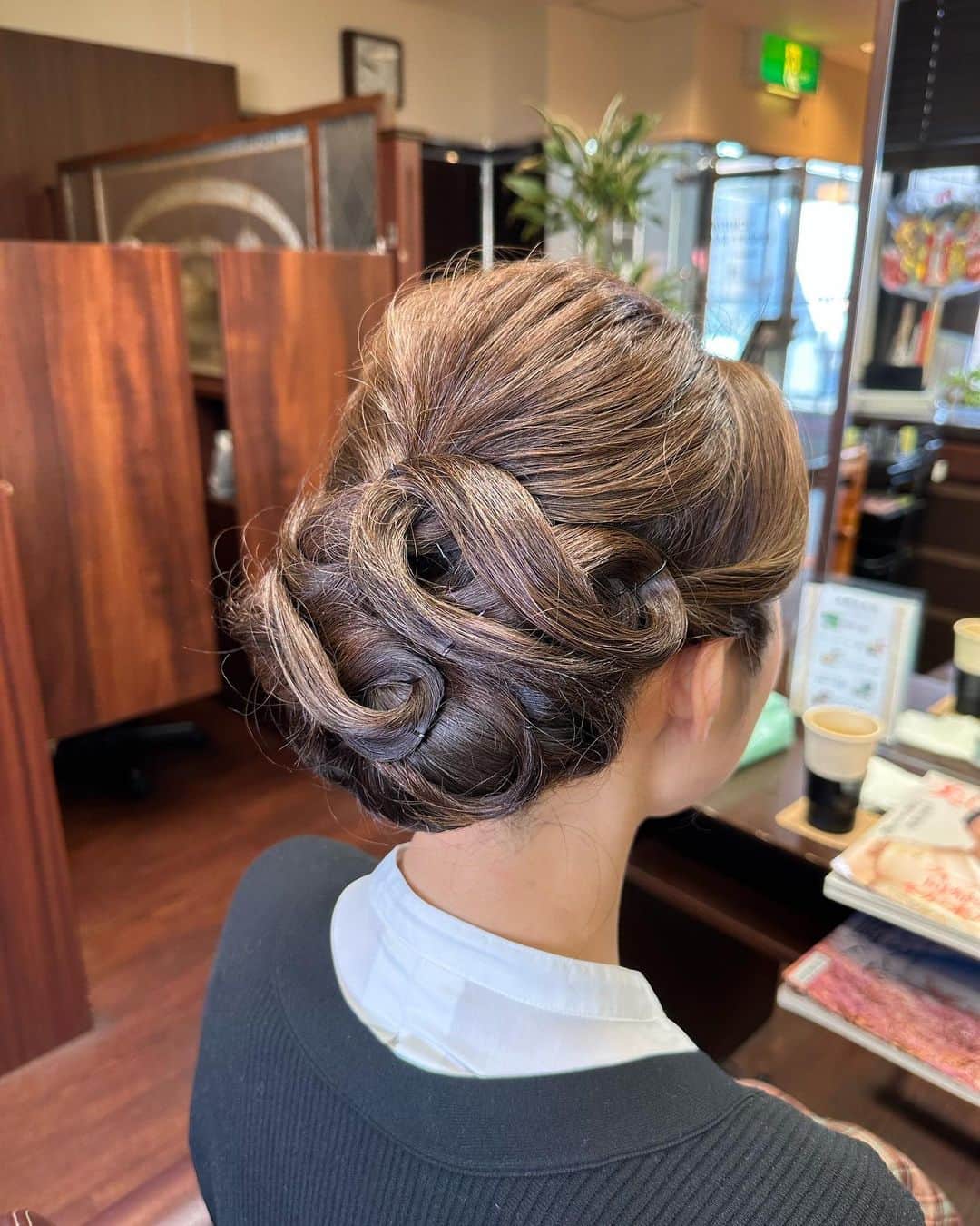 守永真彩さんのインスタグラム写真 - (守永真彩Instagram)「. . お着物の写真、想像以上に反響が大きくてびっくりしております😳✨ 皆様嬉しいお言葉ありがとうございます🌸  今回は着付けとヘアアレンジを 京都の市田ひろみ美容室の皆様が担当してくださいました。  髪型も、かっちりしつつも華やかにまとめてくださり。 お着物も、競馬場に木村先生が直接来て着付けてくださいました。  お着物を提供してくださったいわきやさんをはじめ、京都でお世話になった市田ひろみ美容室の皆様に感謝です👘✨  またこうしてお着物を着て晴れ舞台に立てるように、お仕事精進します。  皆様のコメントも、一つ一つがとても嬉しかったです☺️ ありがとうございました✨  #市田ひろみ美容室  #いわきや　 @iwakiya_1897」4月11日 22時46分 - maayamorinaga