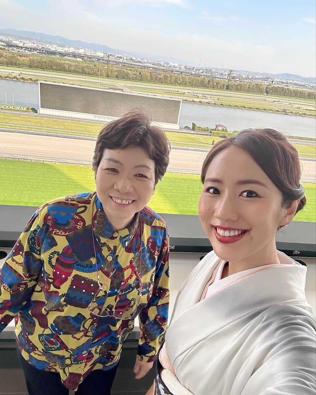 守永真彩のインスタグラム：「. . お着物の写真、想像以上に反響が大きくてびっくりしております😳✨ 皆様嬉しいお言葉ありがとうございます🌸  今回は着付けとヘアアレンジを 京都の市田ひろみ美容室の皆様が担当してくださいました。  髪型も、かっちりしつつも華やかにまとめてくださり。 お着物も、競馬場に木村先生が直接来て着付けてくださいました。  お着物を提供してくださったいわきやさんをはじめ、京都でお世話になった市田ひろみ美容室の皆様に感謝です👘✨  またこうしてお着物を着て晴れ舞台に立てるように、お仕事精進します。  皆様のコメントも、一つ一つがとても嬉しかったです☺️ ありがとうございました✨  #市田ひろみ美容室  #いわきや　 @iwakiya_1897」