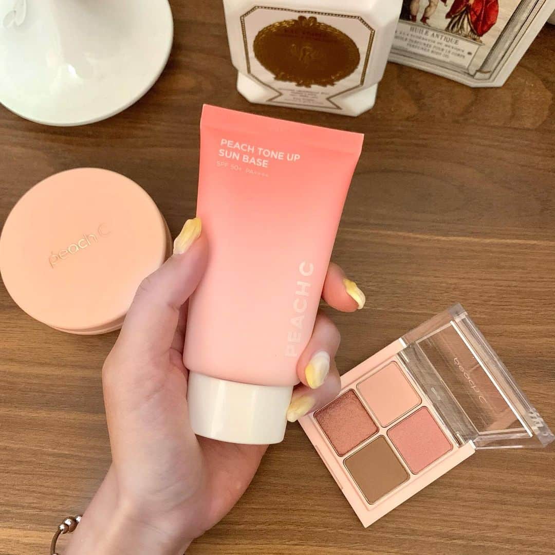 のインスタグラム：「. 昨日から @nugu__official で日本先行発売になった、peach Cのトーンアップクリーム🍑♡ 自然にトーンアップされて良かった◎ 購入するとiveレイちゃんのトレーディングカードがもらえるみたいです🤍(数量限定) 顔がかわいい、、🤦🏻‍♀️💘」