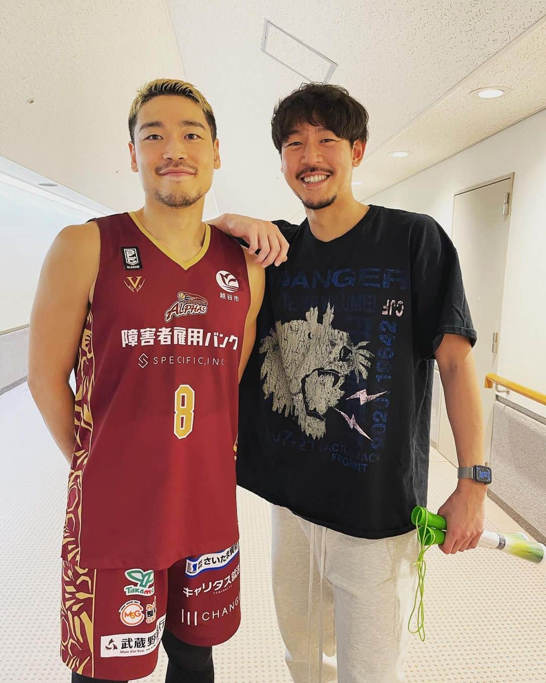 長谷川惠一のインスタグラム：「我が弟が所属するBリーグ越谷アルファーズの応援に阿部っちと行って来ました⛹️‍♀️📣  プレーオフ直前の順位争いということもあり、試合は白熱の大接戦でした👏  やはりバスケは激しい当たりあいや空中戦、選手と観客の距離も近く、臨場感がすごくあって見どころ満載なのよ🤩  終始大興奮だったな😳🔥🔥  今シーズンはもう少しで終わってしまうけど、ぜひ一度会場で観てほしいな🥺🏀  チームはたくさんあるので、地元もしくは自分が住んでる近くのチームを応援するのもおすすめ📣  皆さんでBリーグはもちろん、日本のスポーツ全体を盛り上げていきましょう🙋‍♂️🔥🔥  thank you‼︎ @go_alphas  @b.league_official   #bleague #basketball #越谷アルファーズ #アンドケイイチ #手に持ってるのはネギです」