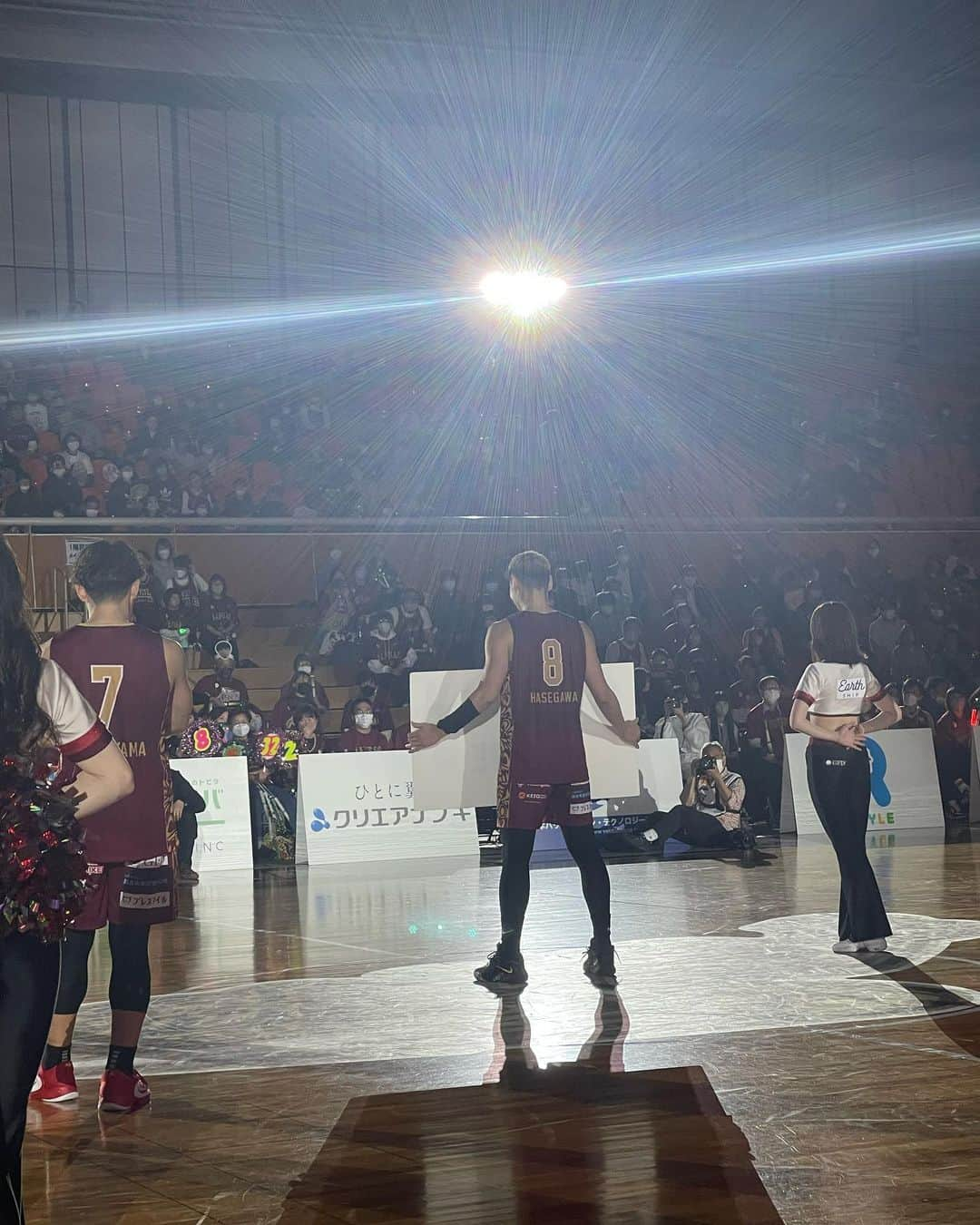 長谷川惠一さんのインスタグラム写真 - (長谷川惠一Instagram)「我が弟が所属するBリーグ越谷アルファーズの応援に阿部っちと行って来ました⛹️‍♀️📣  プレーオフ直前の順位争いということもあり、試合は白熱の大接戦でした👏  やはりバスケは激しい当たりあいや空中戦、選手と観客の距離も近く、臨場感がすごくあって見どころ満載なのよ🤩  終始大興奮だったな😳🔥🔥  今シーズンはもう少しで終わってしまうけど、ぜひ一度会場で観てほしいな🥺🏀  チームはたくさんあるので、地元もしくは自分が住んでる近くのチームを応援するのもおすすめ📣  皆さんでBリーグはもちろん、日本のスポーツ全体を盛り上げていきましょう🙋‍♂️🔥🔥  thank you‼︎ @go_alphas  @b.league_official   #bleague #basketball #越谷アルファーズ #アンドケイイチ #手に持ってるのはネギです」4月11日 22時53分 - keiichihasegawa