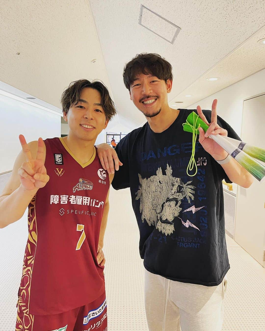 長谷川惠一さんのインスタグラム写真 - (長谷川惠一Instagram)「我が弟が所属するBリーグ越谷アルファーズの応援に阿部っちと行って来ました⛹️‍♀️📣  プレーオフ直前の順位争いということもあり、試合は白熱の大接戦でした👏  やはりバスケは激しい当たりあいや空中戦、選手と観客の距離も近く、臨場感がすごくあって見どころ満載なのよ🤩  終始大興奮だったな😳🔥🔥  今シーズンはもう少しで終わってしまうけど、ぜひ一度会場で観てほしいな🥺🏀  チームはたくさんあるので、地元もしくは自分が住んでる近くのチームを応援するのもおすすめ📣  皆さんでBリーグはもちろん、日本のスポーツ全体を盛り上げていきましょう🙋‍♂️🔥🔥  thank you‼︎ @go_alphas  @b.league_official   #bleague #basketball #越谷アルファーズ #アンドケイイチ #手に持ってるのはネギです」4月11日 22時53分 - keiichihasegawa