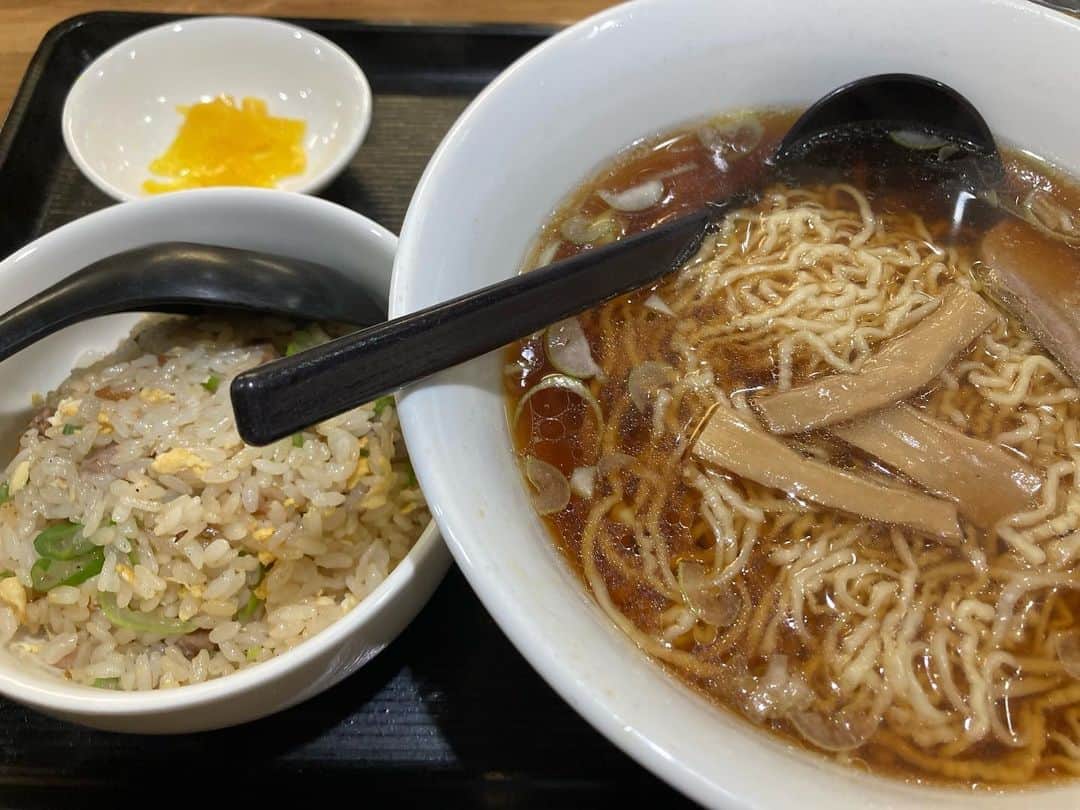 佐伯日菜子のインスタグラム：「#ラーメン  #チャーハン  #最高のコンビ  #麺  #麺スタグラム  #麺スタグラマー  #noodles  このラーメン単品で300円なんだよ！」