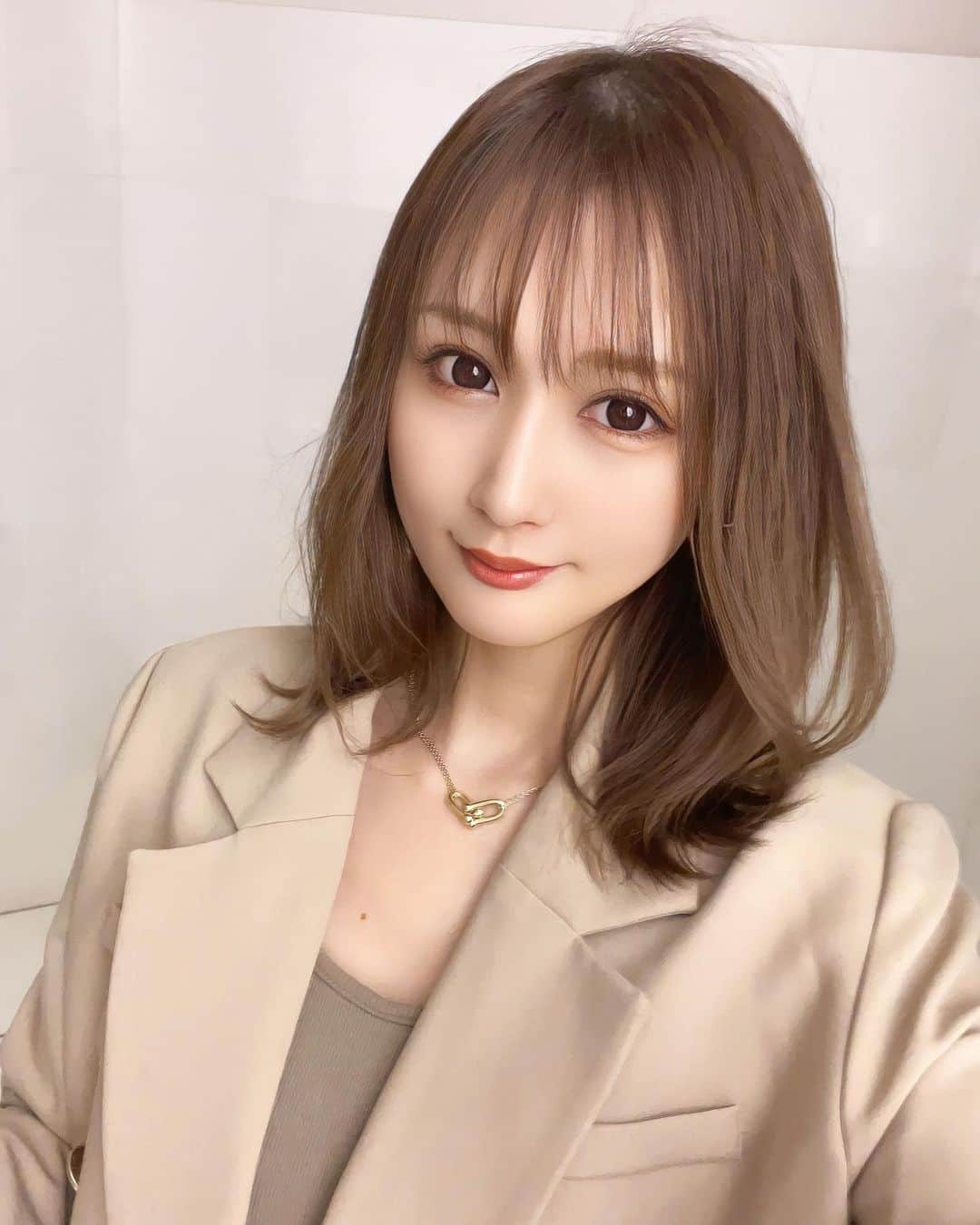のインスタグラム：「買ってから2年も眠っていたジャケットをやっと着ました😂🤭 いつも楽な服が優先されるからなかなか着ないもの多い🫠🫠同じのばっかり着ちゃう🫠🧡  今日めっちゃ暖かかった🌞🌴🌺✨ ずっと春が続いて欲しい🌸  #datecode#date#jacketstyle  #高画質加工#アホ毛ぴょんす #dior #マキシマイザー#品番18 #インテンススパイス#4月」