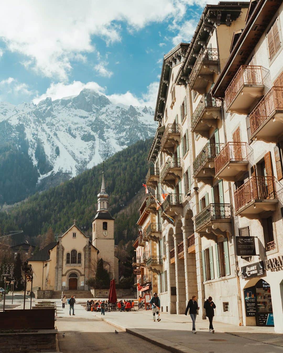 Putri Anindyaのインスタグラム：「Scene from Chamonix //   From one peaceful afternoon in the alps, away from the hustle and pollution. Situated at the valley of the french alps, Chamonix is popular for the ski stations that nearby. The city itself is very pretty so you don’t have to go to the ski station or hike to enjoy this beautiful town. But I do have the urge to go up above and learn how to ski. I know ski is very very hard to learn but I promise myself to learn it next time I come to this place!   #chamonix #montblanc #alps」