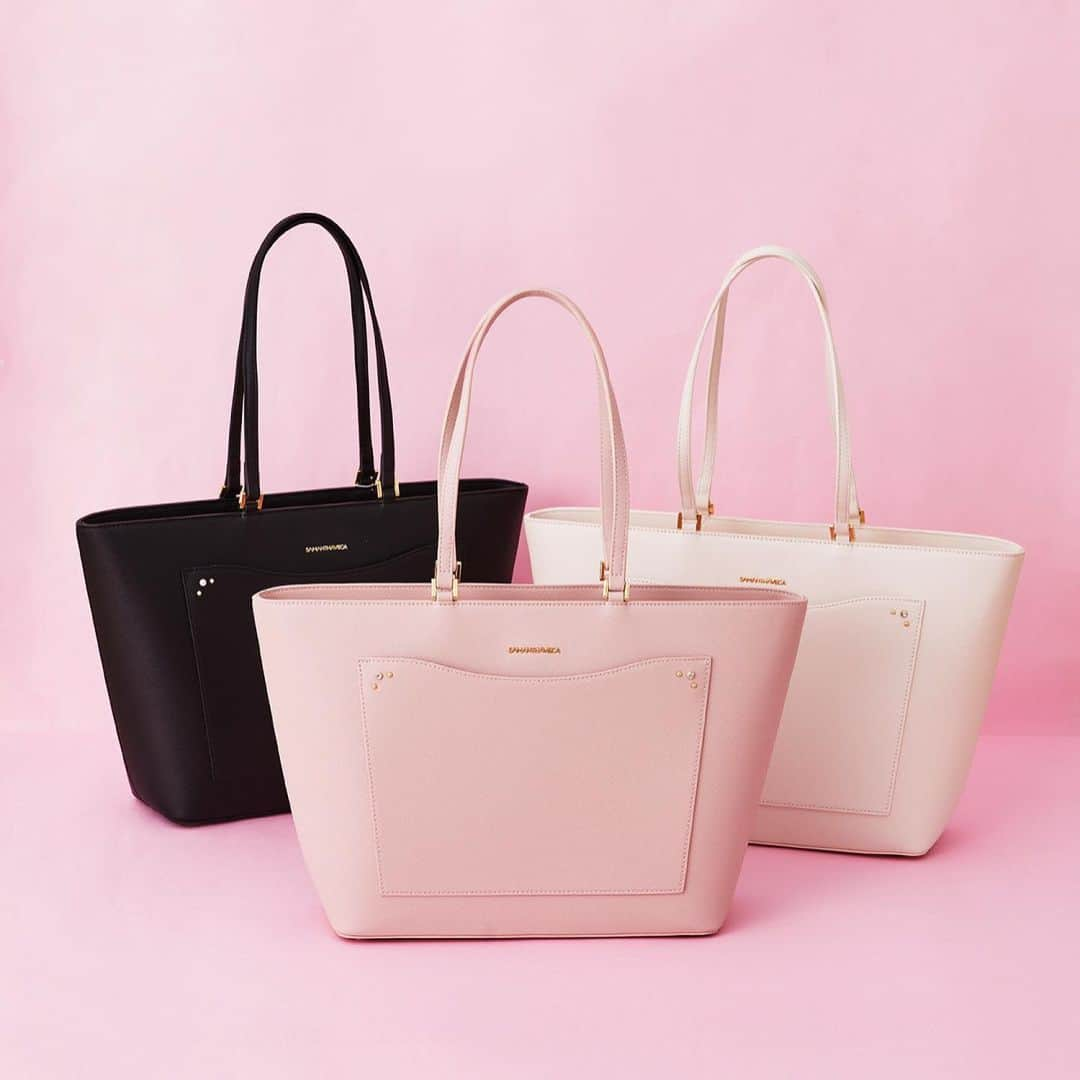 SAMANTHA VEGAさんのインスタグラム写真 - (SAMANTHA VEGAInstagram)「… A4 Bag Collection 今人気のベージュやホワイト、 淡いパステルカラーのA4BAGをPICKUP！ プロフィールのURLから特集ページを探せるよ🌼 ┈ ┈ ┈ ┈ ┈ ┈ ┈ ┈ ☑ビジューモチーフフリルトート ￥18,480(税込) ピンク・ブラック  ☑シンプルリボントートバッグ ￥20,680(税込) ベビーピンク、ホワイト、ライトブルー、ベージュ、ブラック ※パスケース付  ☑ベルト金具トートバッグ ￥22,000(税込) オフホワイト、ライトブルー、グレージュ、ブラック  ☑シンプルリボンリュック ￥22,000(税込) ベージュ、ブラック ※PCクッション付き  ☑オンライン限定　シンプルトートバッグ ￥12,100(税込) ピンク、ホワイト、ブラック  ☑バイカラーキャンバスビジュートートバッグ ￥22,000(税込) オフホワイト、ブラック  ☑ショッパー風カゴトートバッグ ￥17,600(税込) グリーン、オレンジ、ホワイト、ブラック ┈ ┈ ┈ ┈ ┈ ┈ ┈ ┈ #サマンサベガ #samanthavega  #a4トートバッグ #通勤バッグ #通勤リュック #通学バッグ」4月11日 23時07分 - samantha.vega_official