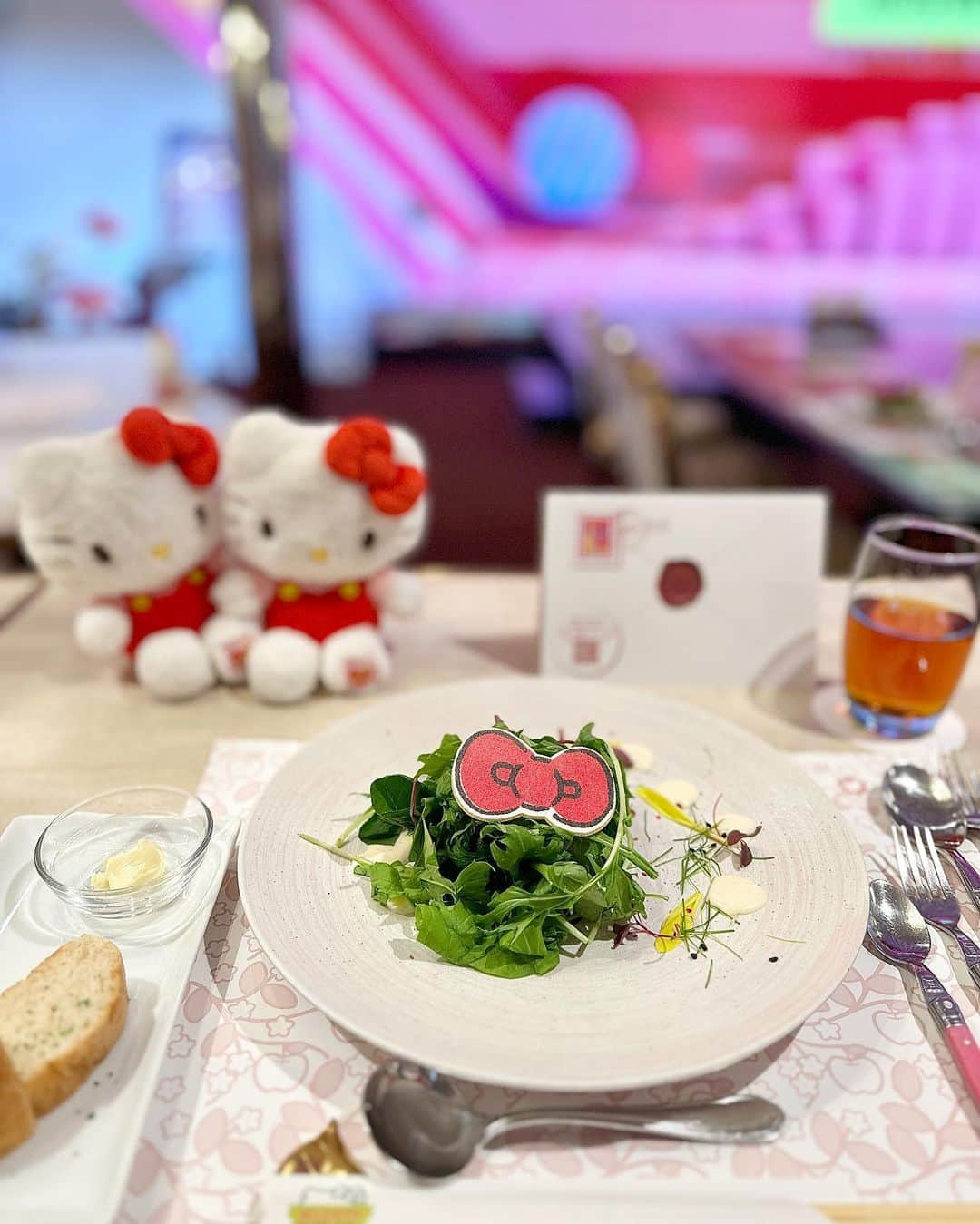 YuhKawasakiさんのインスタグラム写真 - (YuhKawasakiInstagram)「HELLO KITTY APPLE HOUSE🍎  淡路島にある Hello Kitty Show Boxに 招待してもらい遊びに行ってきました🤍  生演奏を聴きながら キティちゃんが歌って踊るショー🎶 野菜だけで出来た ビーガン料理を食べながら🍽🧅 ランチタイムとカフェタイムの2回 楽しみました🥞🫖  姉妹店のHello Kitty Smileにも 行ってきたのでまた投稿します☺︎  #hellokittyshowbox #hellokittysmile  #hellokittyapplehouse  #ハローキティーショーボックス #ハローキティスマイル #ハローキティアップルハウス #淡路島観光 #キティちゃん #キティラー #りんご#アップルハウス#🍎#ヴィーガン料理#hellokittylover #kittycafe #淡路島グルメ #淡路島ランチ #淡路島カフェ #淡路島旅行 #淡路島スイーツ #キティちゃん好きな人と繋がりたい#awajiisland #トランカー#国内観光 #関西オススメスポット」4月11日 23時00分 - yuhkawasaki