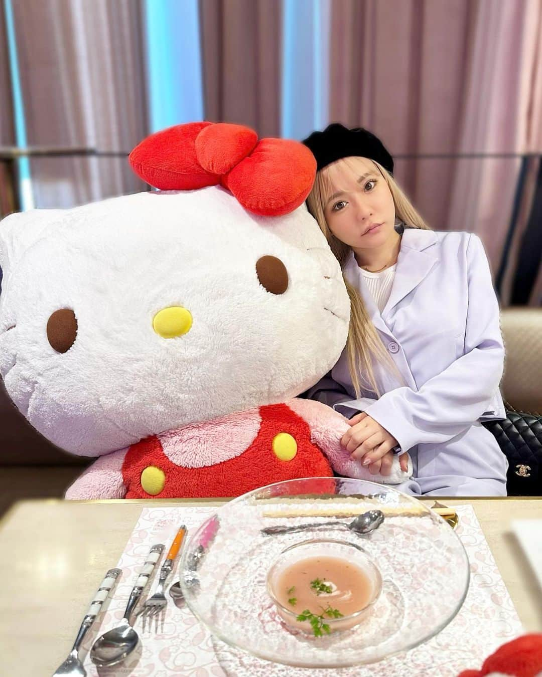 YuhKawasakiさんのインスタグラム写真 - (YuhKawasakiInstagram)「HELLO KITTY APPLE HOUSE🍎  淡路島にある Hello Kitty Show Boxに 招待してもらい遊びに行ってきました🤍  生演奏を聴きながら キティちゃんが歌って踊るショー🎶 野菜だけで出来た ビーガン料理を食べながら🍽🧅 ランチタイムとカフェタイムの2回 楽しみました🥞🫖  姉妹店のHello Kitty Smileにも 行ってきたのでまた投稿します☺︎  #hellokittyshowbox #hellokittysmile  #hellokittyapplehouse  #ハローキティーショーボックス #ハローキティスマイル #ハローキティアップルハウス #淡路島観光 #キティちゃん #キティラー #りんご#アップルハウス#🍎#ヴィーガン料理#hellokittylover #kittycafe #淡路島グルメ #淡路島ランチ #淡路島カフェ #淡路島旅行 #淡路島スイーツ #キティちゃん好きな人と繋がりたい#awajiisland #トランカー#国内観光 #関西オススメスポット」4月11日 23時00分 - yuhkawasaki