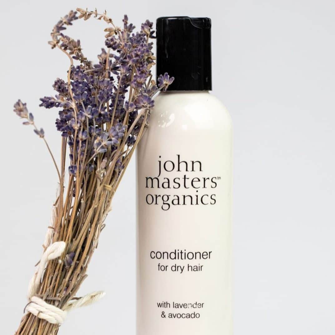 John Masters Organicsさんのインスタグラム写真 - (John Masters OrganicsInstagram)「This Earth Month, we're saying 'no' to the clean beauty chaos, and 'yes' to transparency.  We hold a high commitment to using only the highest-grade ingredients in formulating our products, and ban over 1,500 ingredients that can be harmful to you and your body.⁠ ⁠ All of our ingredients fall into one of four categories, carefully chosen for their effectiveness and safety: Organic, Natural, Naturally-Derived, or Lab Cultivated. ⁠ ⁠ Use the link in our bio to learn more about our ingredient promise today. 🤍 ⁠」4月11日 23時01分 - johnmastersorganics