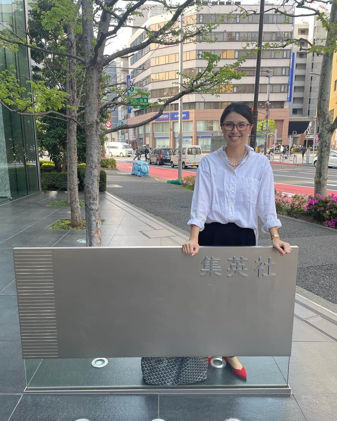 のインスタグラム：「みなさま、こんにちは♪  予報通り気温が上がった本日は、新刊のmtgで、"本の街"神保町にあります集英社さんへ😊  言葉のセンスがあって、大らかで話しやすい担当編集者さんの吉田くんのおかげで、今回も頭がスッキリ！  会話の本を書いていますが、これまでのテーマにはない新しさがありつつも、私の根底にあって大事にしてきた馴染みのあるテーマでもあります。  スムースに予定通り進めば、今年の秋までには発売とのことで、ぜひお楽しみにしてもらえましたら嬉しいです。  よろしくお願いいたします🤲  #新刊 #本 #コミュニケーション #会話 #集英社 #吉原珠央 #パールネックレス @puratokyo」