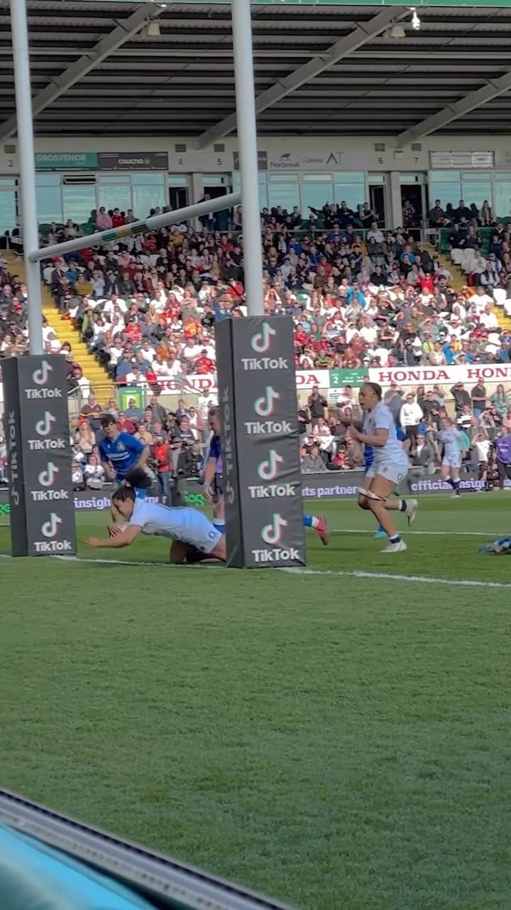 ラグビーイングランド代表のインスタグラム：「Under the sticks😍 #englandrugby #rugby #sixnationsrugby #tiktokw6n」