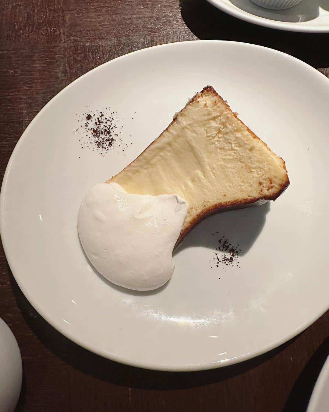 i am aiさんのインスタグラム写真 - (i am aiInstagram)「だいすきな 6thのバスクチーズケーキ。 やはり絶品でした👏🏻 ㅤㅤㅤㅤㅤㅤㅤㅤㅤㅤㅤㅤㅤ なくなるの？ 😞 ㅤㅤㅤㅤㅤㅤㅤㅤㅤㅤㅤㅤㅤ #6thbyorientalhotel #シクスバイオリエンタルホテル#有楽町#有楽町カフェ#バスクチーズケーキ#バスチー#東京カフェ#도쿄카페」4月11日 23時01分 - aicoooro