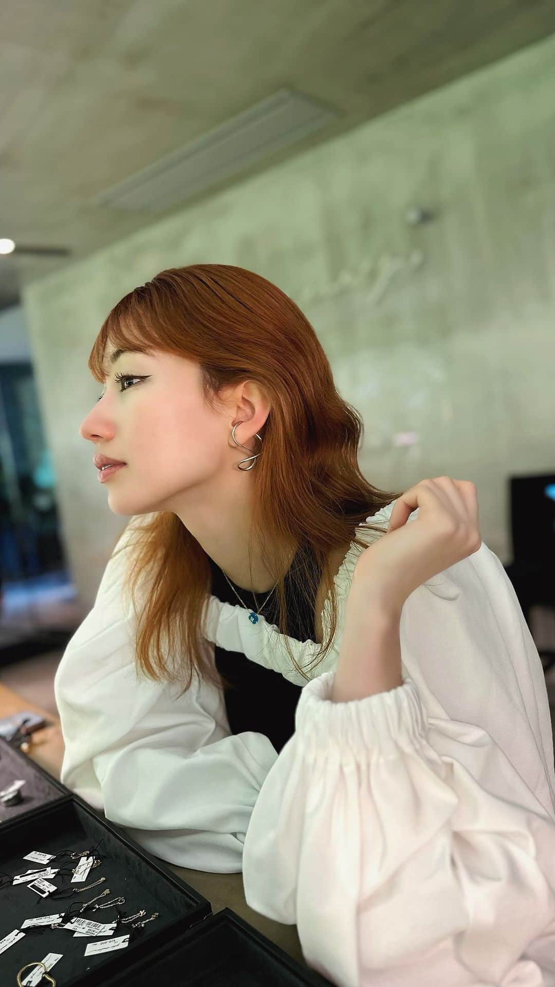 山本ソニアのインスタグラム：「Wearing @haengnae_official at @plusvendome_official exhibition 🤍」