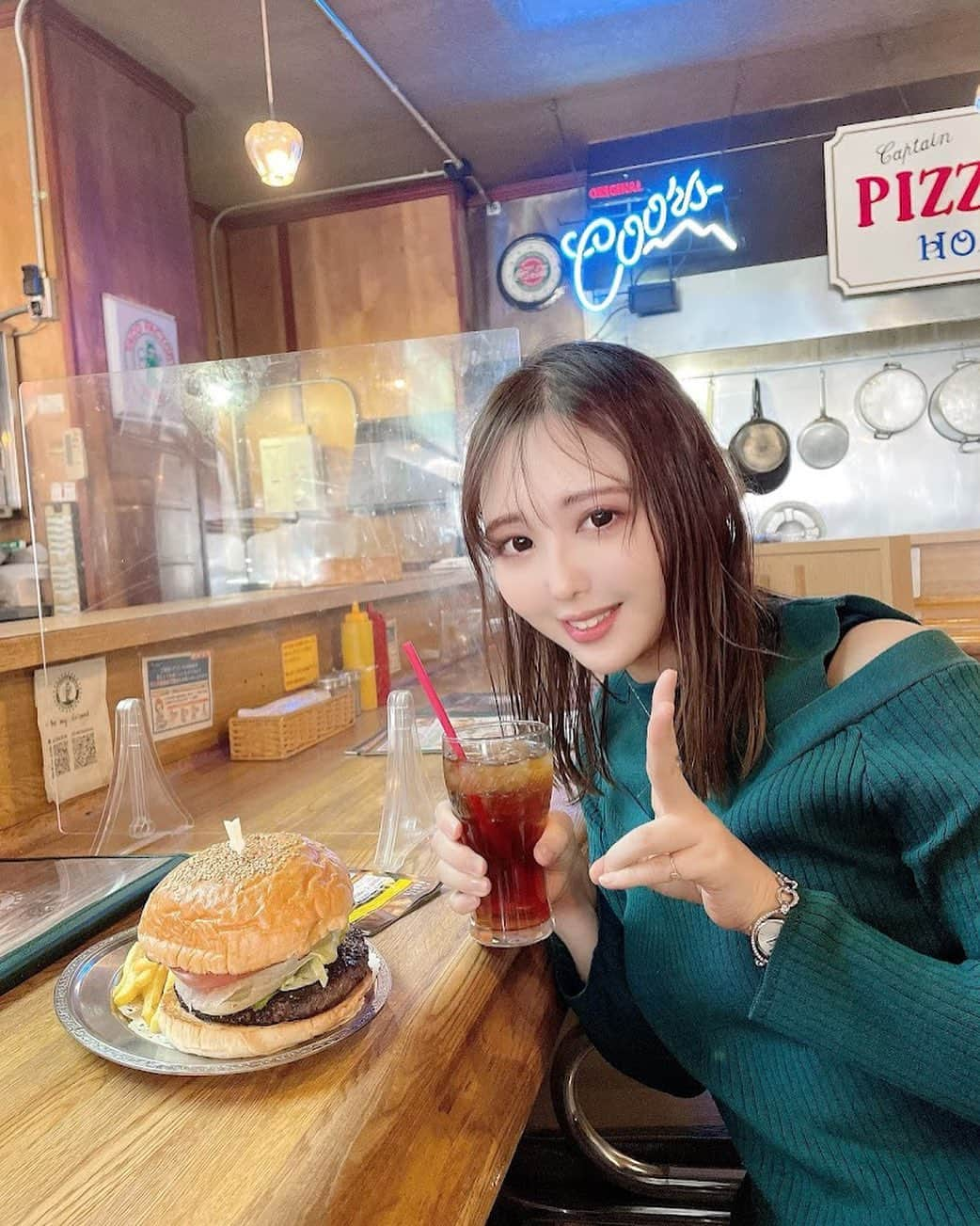 亜羽音さんのインスタグラム写真 - (亜羽音Instagram)「ハンバーガー🍔好きです❤️ よこすか満喫きっぷはマジで有能なのでおすすめ‼️😂 たのしかったー✨  #横須賀#横須賀グルメ #横須賀ハンバーガー #ランチ#もぐもぐタイム #日記」4月11日 23時02分 - ahanechan