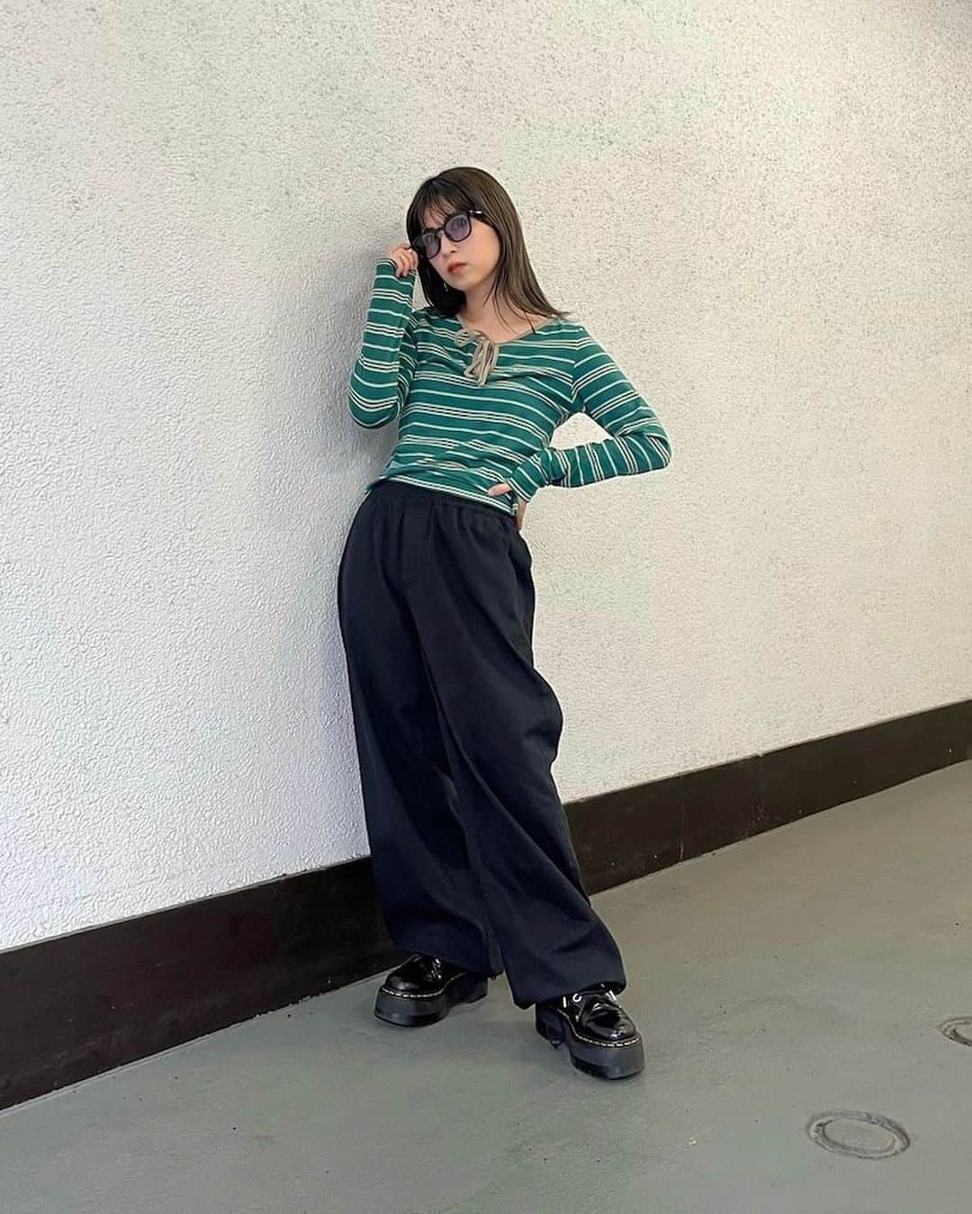 XGIRL_ootdのインスタグラム：「#xgirl_ootd  @pyn0504 151cm 　 X-girl STAFF 　 ------------------------------------ ▪️STRIPED TEARDROP TOP ￥7,700(税込) ▪️TWILL EASY PANTS ￥9,900(税込) ▪️MILLS LOGO SUNGLASSES ￥3,300(税込) ------------------------------------ 　 #xgirl #xgirljp #xgirlus #エックスガール #ストリートコーデ #春コーデ #春服 #カラーコーデ #低身長コーデ #サングラス #y2k #y2kファッション #y2kstyle」