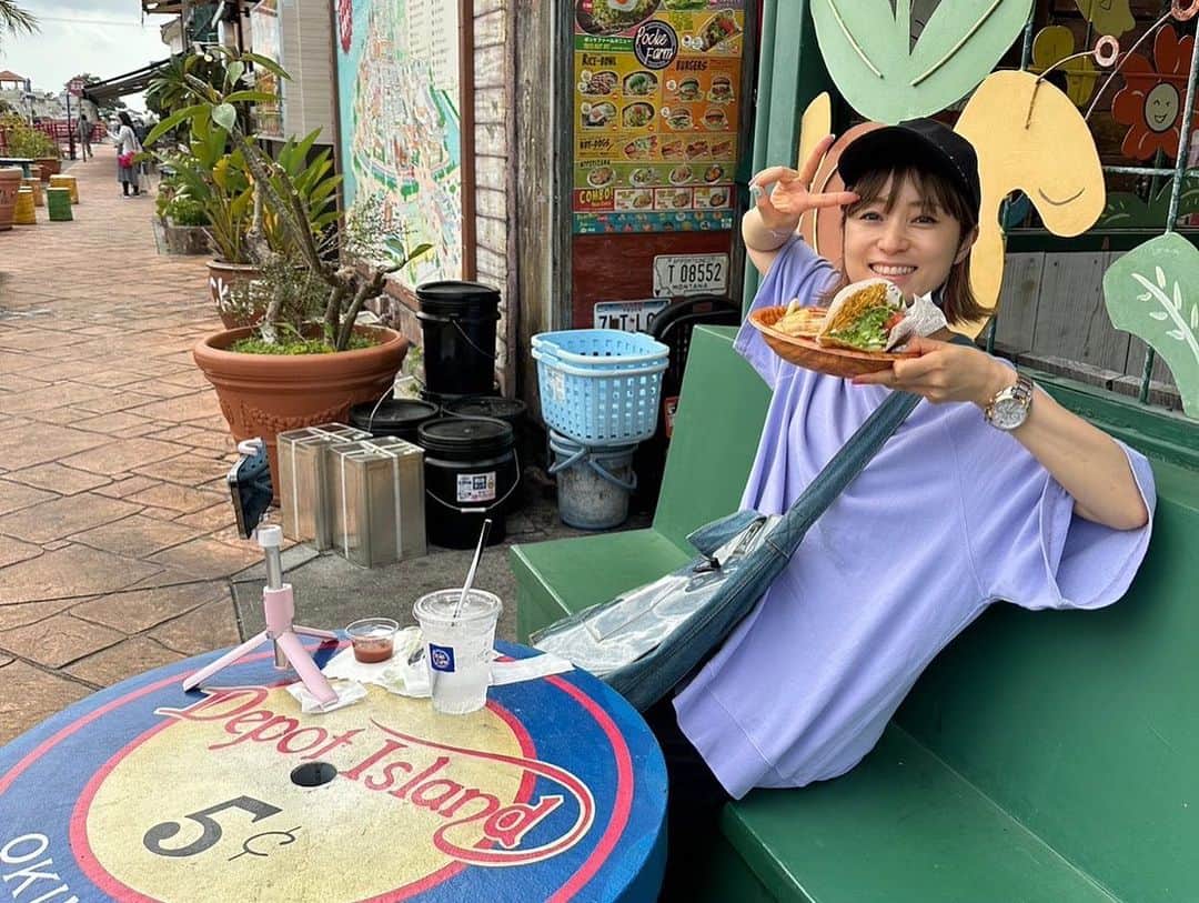たかはしゆいさんのインスタグラム写真 - (たかはしゆいInstagram)「✨🏝〜旅〜🏝✨ ・ いつも食べようと思って、食べていないブルーシール🍨 そして、ハンバーガーorタコス… 迷った結果タコスがwin🏆🌮 ・ #旅に出ます  #沖縄 #🏝 #ブルーシール #blueseal #okinawa #シーサー #🌺 #タコス #たかはしゆい」4月11日 23時02分 - t.yuirin