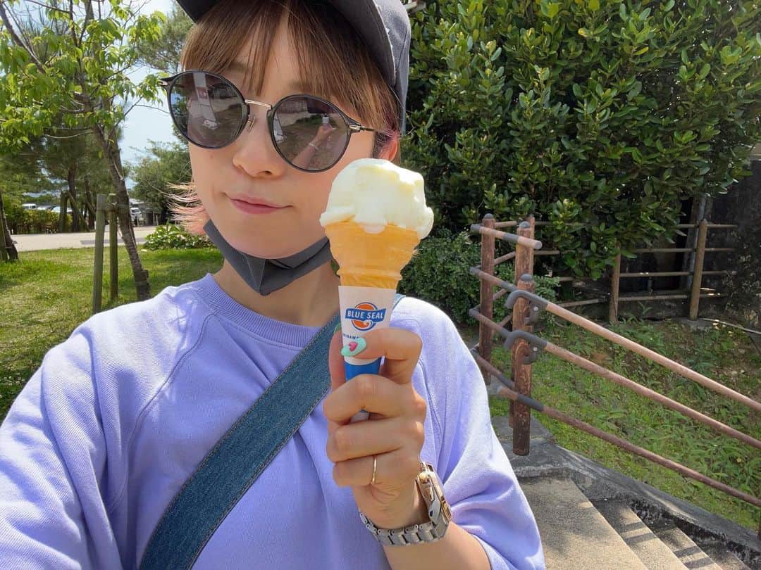 たかはしゆいさんのインスタグラム写真 - (たかはしゆいInstagram)「✨🏝〜旅〜🏝✨ ・ いつも食べようと思って、食べていないブルーシール🍨 そして、ハンバーガーorタコス… 迷った結果タコスがwin🏆🌮 ・ #旅に出ます  #沖縄 #🏝 #ブルーシール #blueseal #okinawa #シーサー #🌺 #タコス #たかはしゆい」4月11日 23時02分 - t.yuirin