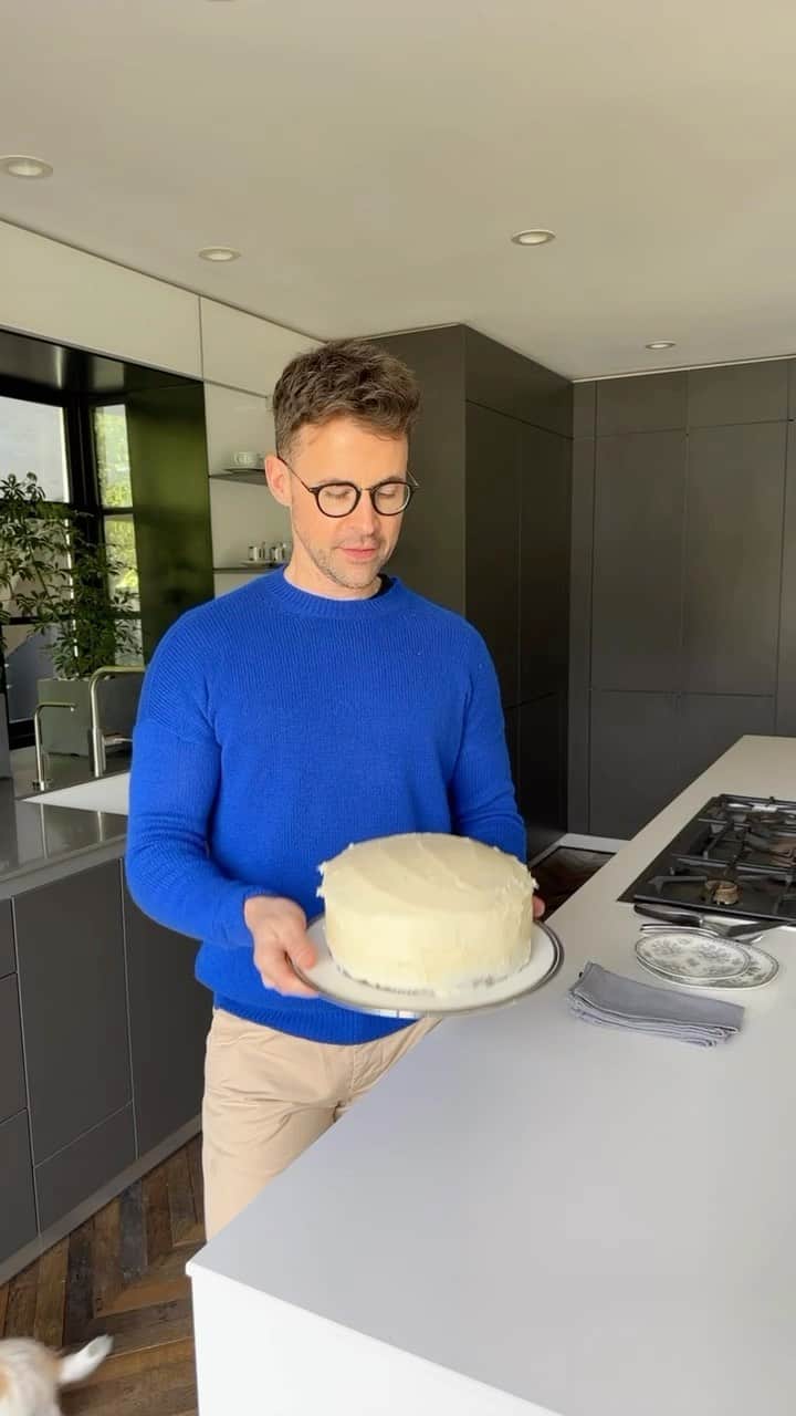 ブラッド・ゴレスキーのインスタグラム：「Tried making a carrot cake for the first time for Brad Bakes 🥕🍰 Recipe available in my stories」