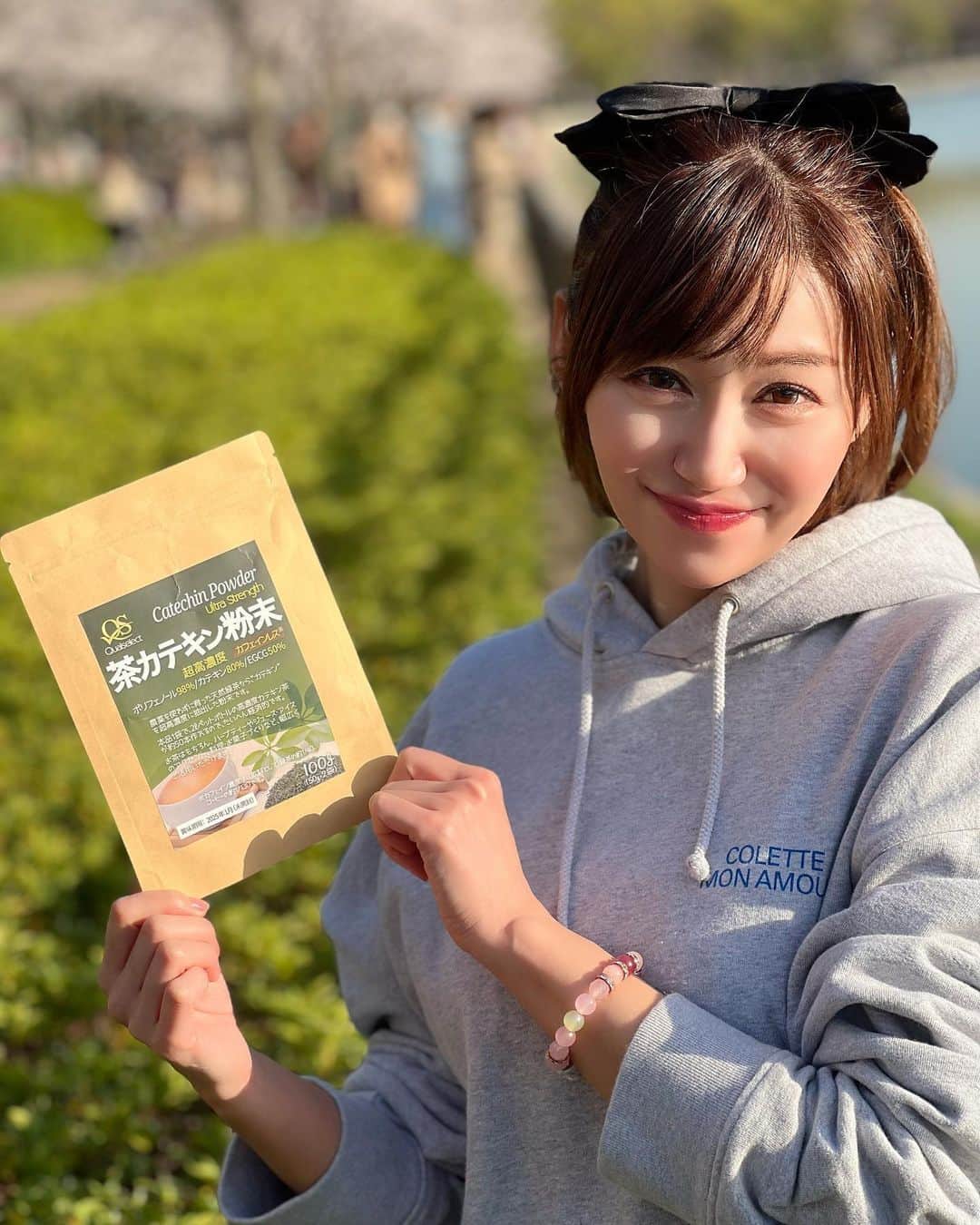 開高明日香さんのインスタグラム写真 - (開高明日香Instagram)「健康や美容に良いと言われている『カテキン』を摂取中。　  超高濃度のカテキンってことで、期待しちゃうよね😉  コレ一袋で、2リットルペットボトル、50本分取れるから、コスパも良い❣️  それがお得に試せるクーポンコードもらったよ💕  良かったら使ってみてくださいね😆  Amazonで購入時 クーポンコード：OQP785WN 有効期限：6月19日 で、１０%オフになります❣️  PR @qualselect.japan #カテキン #カテキン効果 #カテキンパワー #ポリフェノールたっぷり #粉末緑茶 #緑茶好き #緑茶ラテ #qualselect」4月11日 23時06分 - asukakaiko