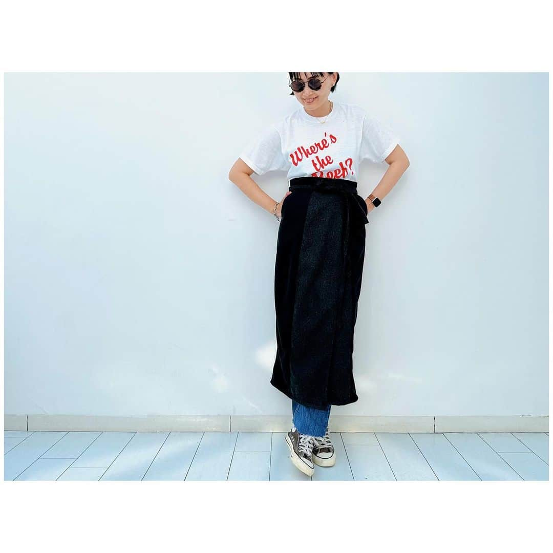 李ヒャンさんのインスタグラム写真 - (李ヒャンInstagram)「Sporty skirt (Black) ラップスカート単体での着回し。 デニムに合わせるとスカートだけとはまた違った印象で着ていただけます。 ジャージパンツのポケットをそのままいかしているのでJKだけでなくスカートにもポケットあるのも👍 セットアップでそれぞれ着回しがきくシリーズです。  *予約特典ありの予約会は17日(月)21時までです。 #fashion #style #ootd #outfits #remake #jersey #herfee #herfee2023aw #herfee_official」4月11日 23時06分 - 73hyang