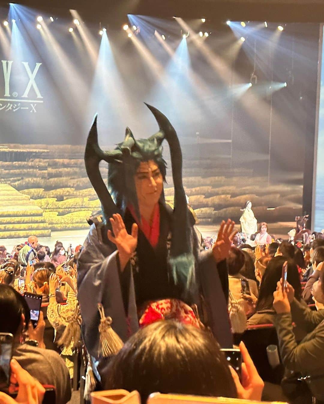 ウラシマンタロウさんのインスタグラム写真 - (ウラシマンタロウInstagram)「「前後編合わせて9時間かかるんだけど？」と言ったら「いこ！」と即答してくれた最高のノリの良さをお持ちでらっしゃる20年来の友人の西野恵未 @emi_nishino   と  昼の12時から始まって夜21時まで #FF10歌舞伎 観に行ってきた‼️  想像以上のエンターテインメント歌舞伎ショーに家着いてもまだフガフガしてる‼️  歌舞伎ってスゴいな‼️歌舞伎って面白いな‼️飛び六方とか連獅子とか‼️ FFっていいな‼️FF6,7,8しかやってなかったけど、10もやるよ‼️  カーテンコールで目の前まで来てくれた‼️ 肉眼で見るの忘れた‼️  開演5分前に急いで写真撮ってくださったスタッフさん多謝  海外からのお客さんがエキサイトしててなんだか誇らしかった  #FF10  #歌舞伎  #KABUKI  #finalfantasy   #尾上菊之助 #中村獅童 #尾上松也 #中村梅枝 #中村萬太郎 #中村米吉 #中村橋之助 #尾上丑之助 #上村吉太朗 #中村芝のぶ #坂東彦三郎 #中村錦之助 #坂東彌十郎 #中村歌六」4月11日 23時06分 - urashima_da