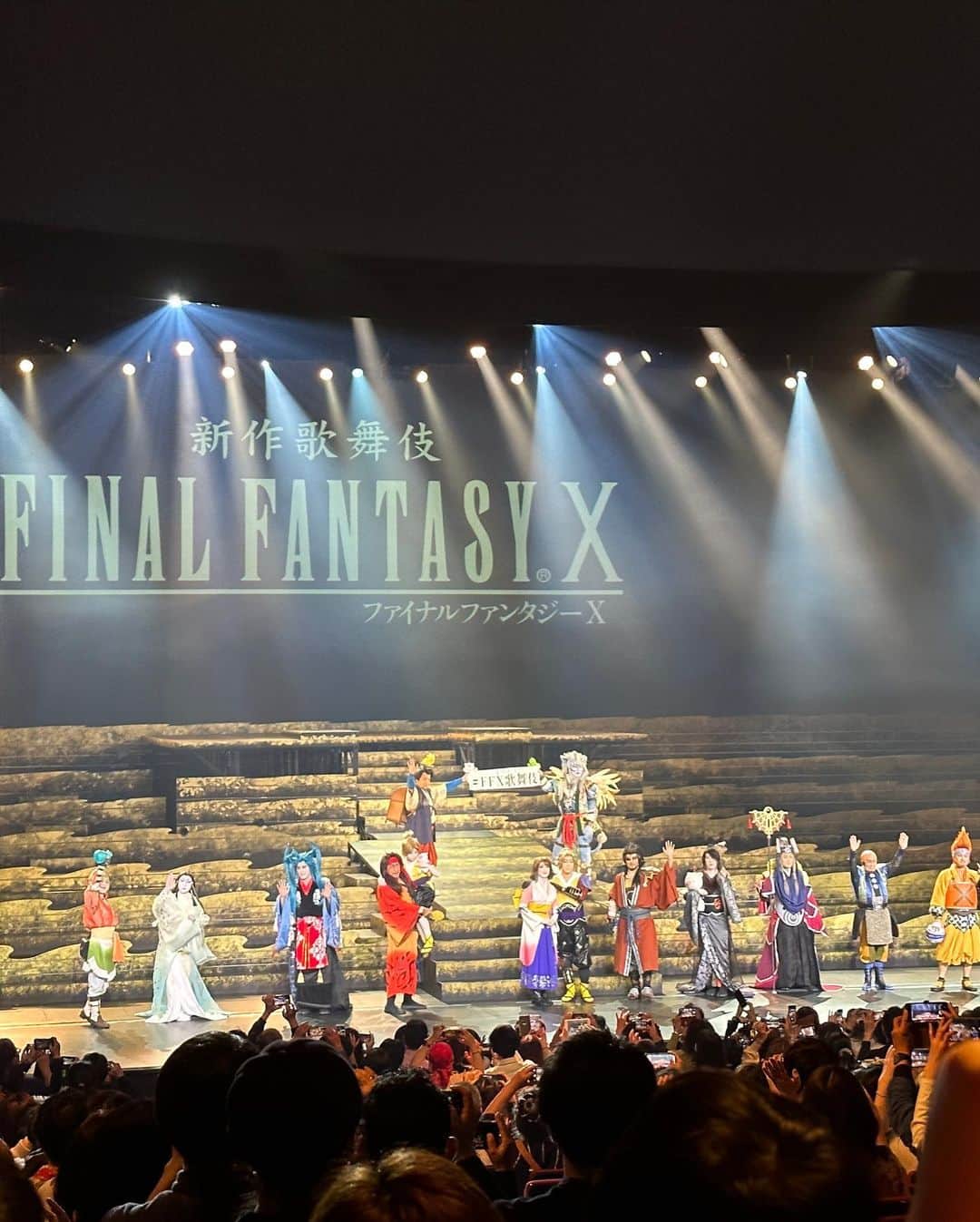 ウラシマンタロウさんのインスタグラム写真 - (ウラシマンタロウInstagram)「「前後編合わせて9時間かかるんだけど？」と言ったら「いこ！」と即答してくれた最高のノリの良さをお持ちでらっしゃる20年来の友人の西野恵未 @emi_nishino   と  昼の12時から始まって夜21時まで #FF10歌舞伎 観に行ってきた‼️  想像以上のエンターテインメント歌舞伎ショーに家着いてもまだフガフガしてる‼️  歌舞伎ってスゴいな‼️歌舞伎って面白いな‼️飛び六方とか連獅子とか‼️ FFっていいな‼️FF6,7,8しかやってなかったけど、10もやるよ‼️  カーテンコールで目の前まで来てくれた‼️ 肉眼で見るの忘れた‼️  開演5分前に急いで写真撮ってくださったスタッフさん多謝  海外からのお客さんがエキサイトしててなんだか誇らしかった  #FF10  #歌舞伎  #KABUKI  #finalfantasy   #尾上菊之助 #中村獅童 #尾上松也 #中村梅枝 #中村萬太郎 #中村米吉 #中村橋之助 #尾上丑之助 #上村吉太朗 #中村芝のぶ #坂東彦三郎 #中村錦之助 #坂東彌十郎 #中村歌六」4月11日 23時06分 - urashima_da