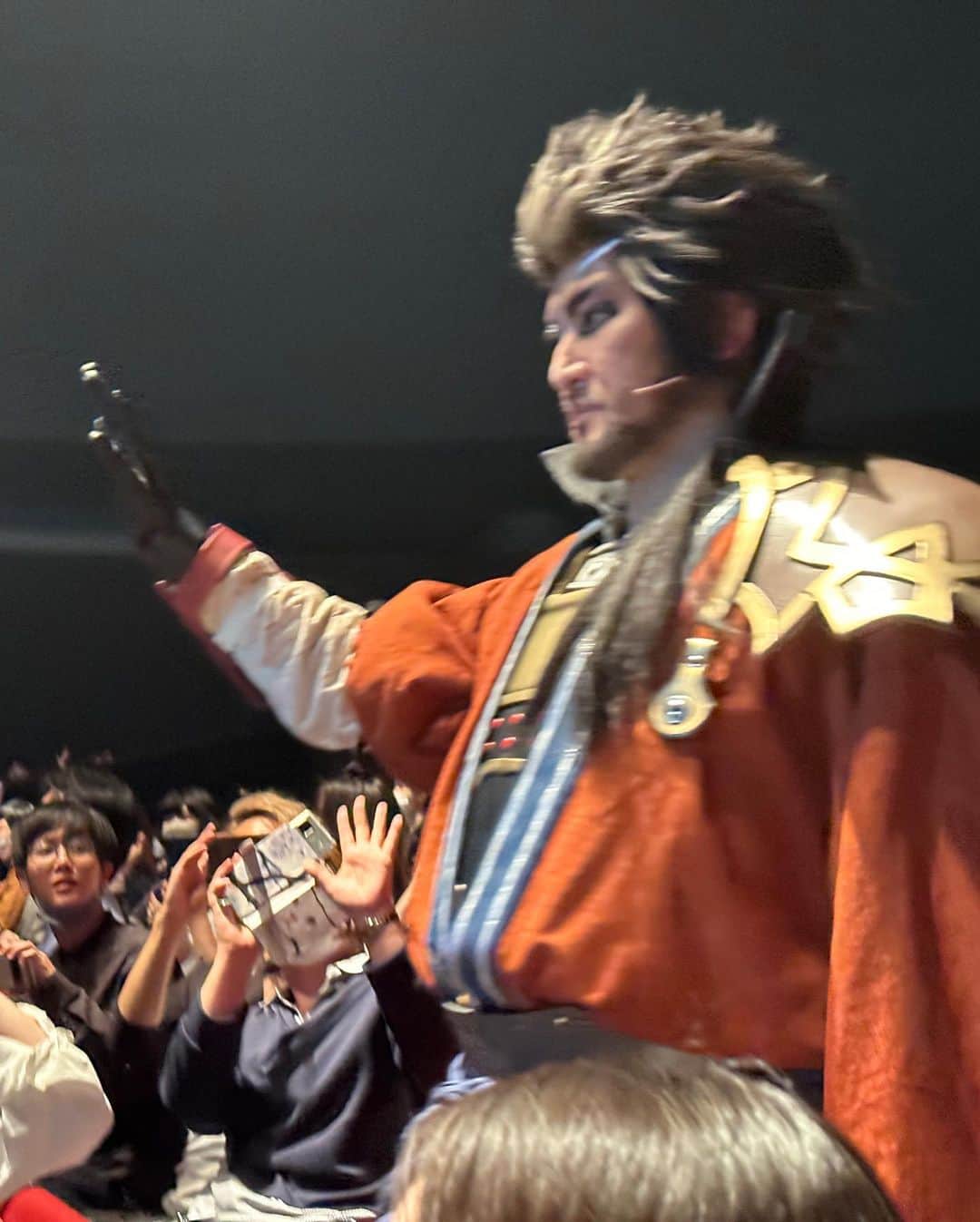 ウラシマンタロウさんのインスタグラム写真 - (ウラシマンタロウInstagram)「「前後編合わせて9時間かかるんだけど？」と言ったら「いこ！」と即答してくれた最高のノリの良さをお持ちでらっしゃる20年来の友人の西野恵未 @emi_nishino   と  昼の12時から始まって夜21時まで #FF10歌舞伎 観に行ってきた‼️  想像以上のエンターテインメント歌舞伎ショーに家着いてもまだフガフガしてる‼️  歌舞伎ってスゴいな‼️歌舞伎って面白いな‼️飛び六方とか連獅子とか‼️ FFっていいな‼️FF6,7,8しかやってなかったけど、10もやるよ‼️  カーテンコールで目の前まで来てくれた‼️ 肉眼で見るの忘れた‼️  開演5分前に急いで写真撮ってくださったスタッフさん多謝  海外からのお客さんがエキサイトしててなんだか誇らしかった  #FF10  #歌舞伎  #KABUKI  #finalfantasy   #尾上菊之助 #中村獅童 #尾上松也 #中村梅枝 #中村萬太郎 #中村米吉 #中村橋之助 #尾上丑之助 #上村吉太朗 #中村芝のぶ #坂東彦三郎 #中村錦之助 #坂東彌十郎 #中村歌六」4月11日 23時06分 - urashima_da