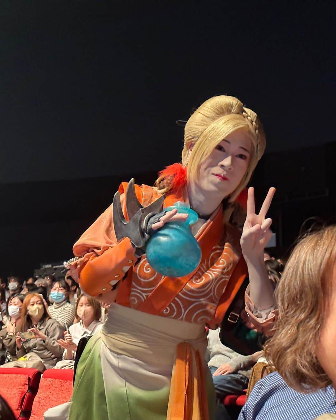 ウラシマンタロウさんのインスタグラム写真 - (ウラシマンタロウInstagram)「「前後編合わせて9時間かかるんだけど？」と言ったら「いこ！」と即答してくれた最高のノリの良さをお持ちでらっしゃる20年来の友人の西野恵未 @emi_nishino   と  昼の12時から始まって夜21時まで #FF10歌舞伎 観に行ってきた‼️  想像以上のエンターテインメント歌舞伎ショーに家着いてもまだフガフガしてる‼️  歌舞伎ってスゴいな‼️歌舞伎って面白いな‼️飛び六方とか連獅子とか‼️ FFっていいな‼️FF6,7,8しかやってなかったけど、10もやるよ‼️  カーテンコールで目の前まで来てくれた‼️ 肉眼で見るの忘れた‼️  開演5分前に急いで写真撮ってくださったスタッフさん多謝  海外からのお客さんがエキサイトしててなんだか誇らしかった  #FF10  #歌舞伎  #KABUKI  #finalfantasy   #尾上菊之助 #中村獅童 #尾上松也 #中村梅枝 #中村萬太郎 #中村米吉 #中村橋之助 #尾上丑之助 #上村吉太朗 #中村芝のぶ #坂東彦三郎 #中村錦之助 #坂東彌十郎 #中村歌六」4月11日 23時06分 - urashima_da