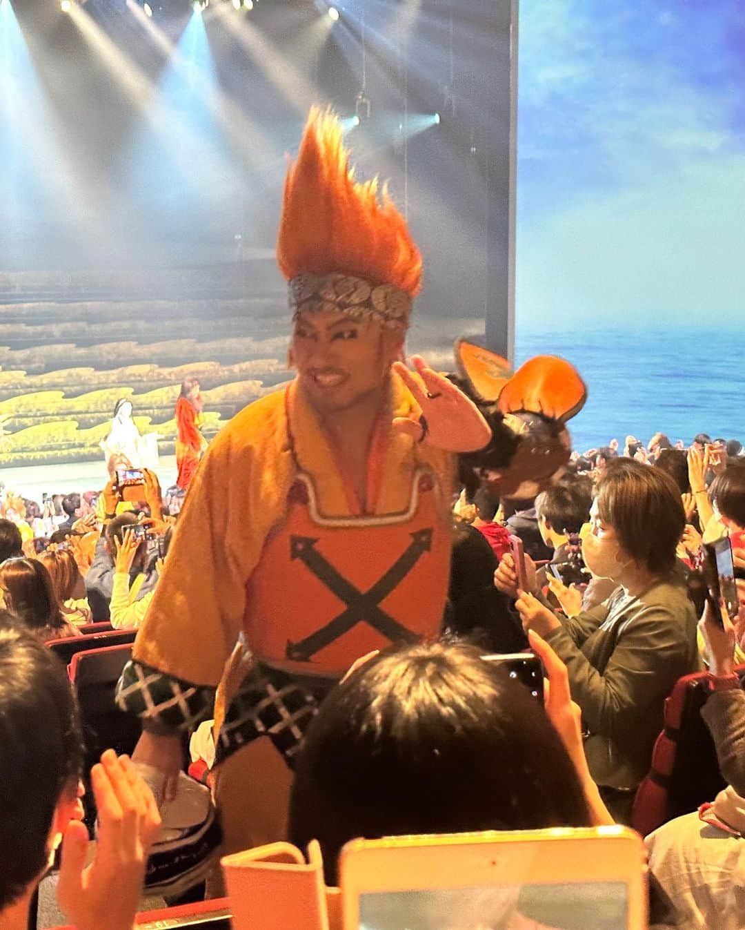 ウラシマンタロウさんのインスタグラム写真 - (ウラシマンタロウInstagram)「「前後編合わせて9時間かかるんだけど？」と言ったら「いこ！」と即答してくれた最高のノリの良さをお持ちでらっしゃる20年来の友人の西野恵未 @emi_nishino   と  昼の12時から始まって夜21時まで #FF10歌舞伎 観に行ってきた‼️  想像以上のエンターテインメント歌舞伎ショーに家着いてもまだフガフガしてる‼️  歌舞伎ってスゴいな‼️歌舞伎って面白いな‼️飛び六方とか連獅子とか‼️ FFっていいな‼️FF6,7,8しかやってなかったけど、10もやるよ‼️  カーテンコールで目の前まで来てくれた‼️ 肉眼で見るの忘れた‼️  開演5分前に急いで写真撮ってくださったスタッフさん多謝  海外からのお客さんがエキサイトしててなんだか誇らしかった  #FF10  #歌舞伎  #KABUKI  #finalfantasy   #尾上菊之助 #中村獅童 #尾上松也 #中村梅枝 #中村萬太郎 #中村米吉 #中村橋之助 #尾上丑之助 #上村吉太朗 #中村芝のぶ #坂東彦三郎 #中村錦之助 #坂東彌十郎 #中村歌六」4月11日 23時06分 - urashima_da