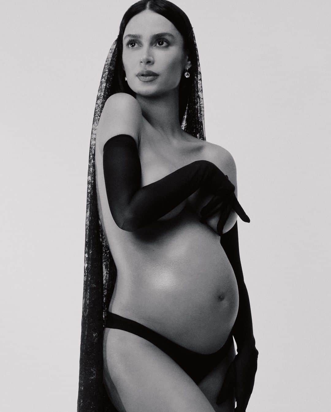 Thaila Ayalaのインスタグラム：「ART BY @gb65 + @andrenicolau  Nossas fotos estavam marcadas desde 2021 na gravidez do Chico, na semana q finalmente chegava nossa data, Chico resolveu vir de 33 semanas deixando a mamãe só sonhando com essa dupla.  Mal sabia ela que chegaria muito antes do q imaginava. Obrigada por isso Giovanni e André!  AMO VOCÊS!」