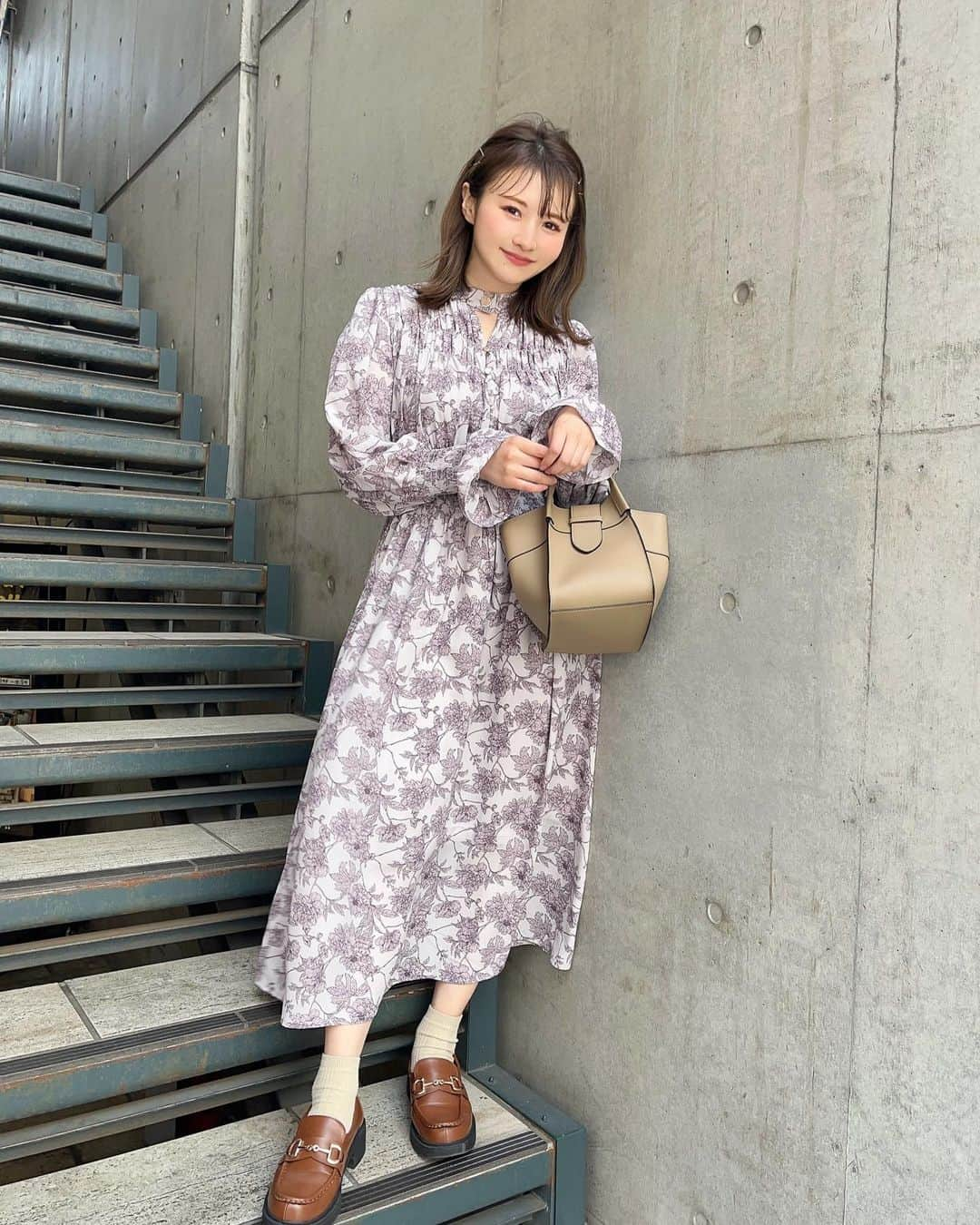 小林真琴のインスタグラム：「. 最近、風が強いけど あたたかくなってきて嬉しいな😆🌷 遠くに出かけたい🚃  coordinate𓂃🤍🫧 one-piece ▶︎ @grl_official  bag ▶︎ @grl_official  shoes ▶︎ @gu_for_all_   フロントオープンデザインの 花柄ワンピースが可愛い😍  ウエストや袖口のシャーリングで 体にメリハリを出してくれて助かります🫶🏻✨  #grlコーデ #grl #グレイル #今日のコーデ #プチプラ #ootd #プチプラコーデ #安かわ #春コーデ #ワンピース #花柄ワンピース」