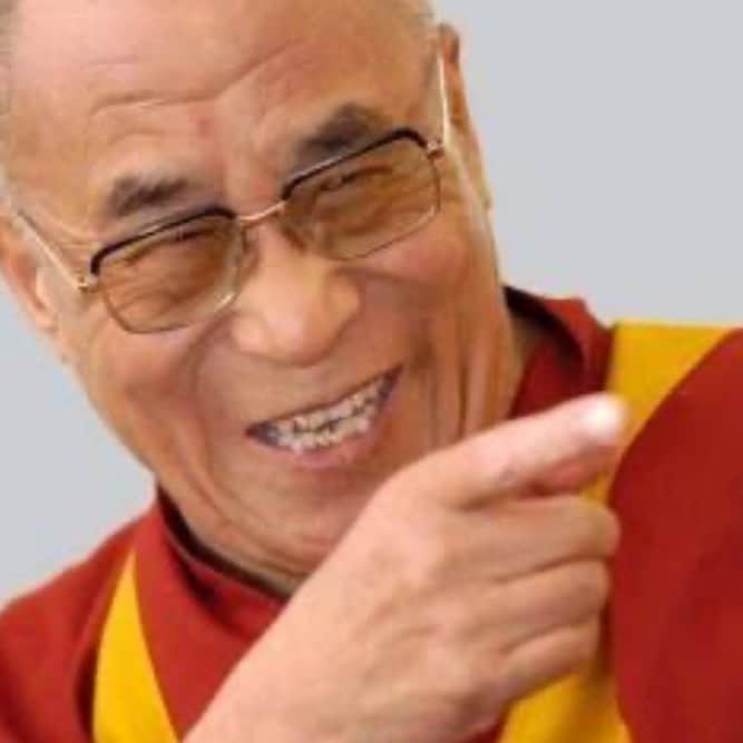 Eliana Michaelichin Bezerraのインスタグラム：「. Quantas vezes já li os livros de Dalai Lama, reproduzi suas frases.   Essa semana fui impactada por um vídeo em que a sua “santidade” passa dos limites (não vou reproduzi-lo aqui em respeito ao menor), custei a acreditar, achei que fosse uma montagem ou algo parecido e depois pude ver e crer: um senhor, reconhecido como um lider religioso, assediando um inocente que confiou em sua bondade.   Lamento profundamente pela criança e sua família.  Um escândalo mundial, uma decepção descomunal.   O mundo parece estar de ponta cabeça e precisamos cuidar de nossas crianças, ensina-las a desconfiarem de todos, infelizmente, estranhar comportamentos suspeitos, pedir socorro e a sair de perto sempre que se sentirem ameaçadas ou desconfortáveis, seja lá com quem for. Repito: seja lá com quem for!!  Por trás de uma vestimenta, neste caso religiosa, há um homem que pode abusar de seu poder e precisa ser punido, se for culpado, como qualquer pessoa que viola a lei.   Não foi uma brincadeira, como ele mesmo tentou explicar, e nem nunca será.  Não nos subestime.」