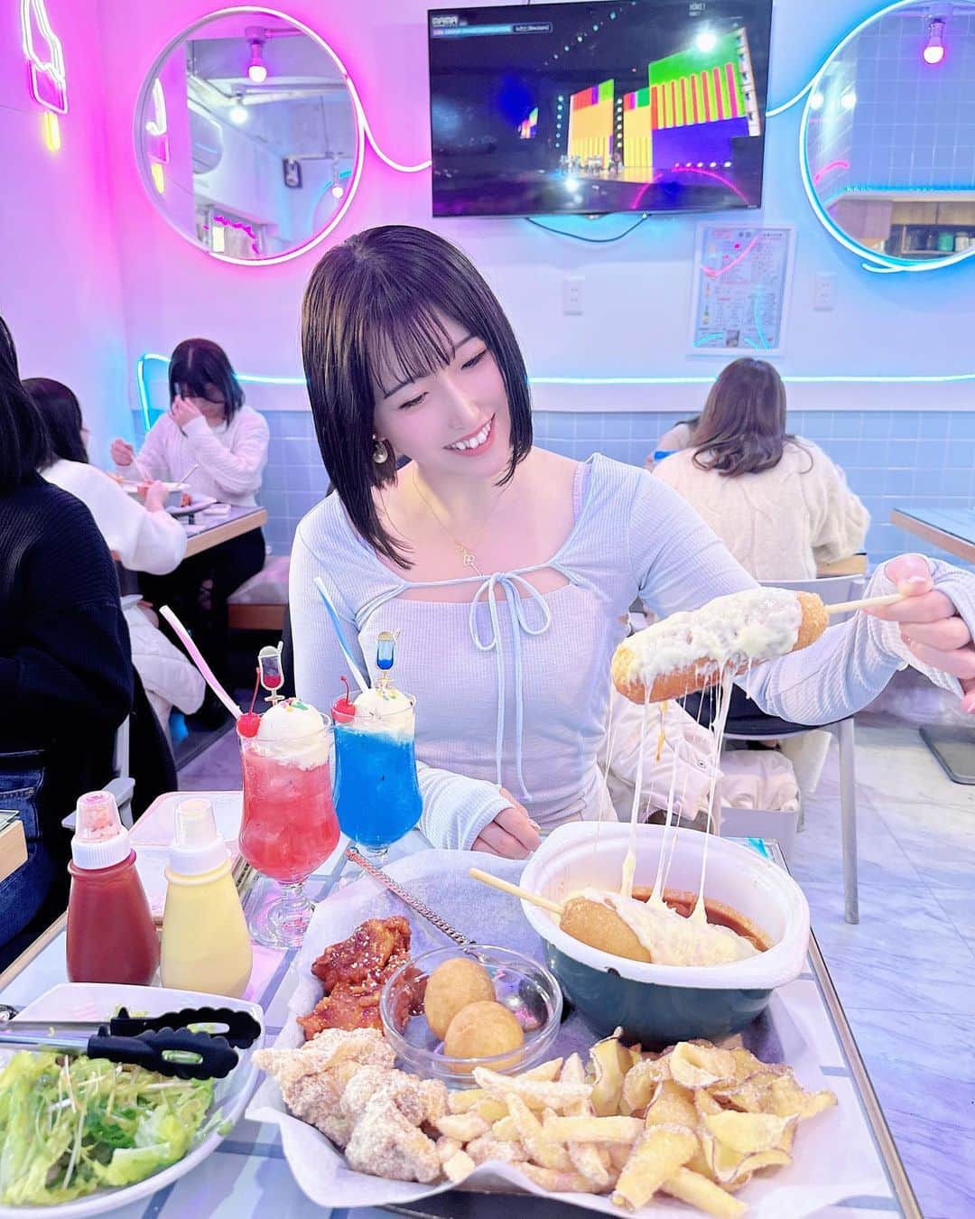 諸星みゆさんのインスタグラム写真 - (諸星みゆInstagram)「🇰🇷💕💕 ⁡ 新大久保のチーズマニマニ🧀 ⁡ モッパンセット発祥の店だそう🇰🇷💕 ⁡ チーズフォンデュドッグのセットを 頼んだんやけど チーズたっぷりでおいしすぎた〜🥲💗 ⁡ 価格もお手ごろでお財布にも優しい🥹 チキンやポテトもおいしくて クリームソーダも映えてて かわいかった😌🤍 ⁡ おいしいと映えが両方叶うお店💖 また行きたいっっ🫣💕 ⁡ ┈┈┈┈┈┈┈┈┈┈┈┈┈┈┈┈┈┈┈┈ ⁡ 𝐓𝐨𝐝𝐚𝐲'𝐬 𝐜𝐨𝐨𝐫𝐝𝐢𝐧𝐚𝐭𝐢𝐨𝐧 ⁡ ワンピース @eimyistoire_official  ⁡ ┈┈┈┈┈┈┈┈┈┈┈┈┈┈┈┈┈┈┈┈ ⁡ 🫖 チーズマニマニ ⁡ 📍 東京都新宿区大久保1丁目15-17 2F ⁡ ☎ 03-6228-0032 ⁡ ⏰ 11:00 - 00:00 ⁡ 💰 チーズフォンデュドック セット   1人 1470円   クリームソーダ 350円 ⁡ ┈┈┈┈┈┈┈┈┈┈┈┈┈┈┈┈┈┈┈ ⁡ #東京 #新宿 #新大久保 #チーズマニマニ #韓国料理屋 #チーズフォンデュドッグ #新大久保韓国料理 #新大久保チキン #クリームソーダ #コグマ #モッパンセット #チーズボール #ヤンニョムチキン #チーズフォンデュ #チーズヤンニョム #マニマニ #ハットグ #新大久保ランチ #新大久保カフェ #新大久保ディナー #新大久保グルメ #チーズマニマニモッパン」4月11日 23時25分 - miyucheese.ig