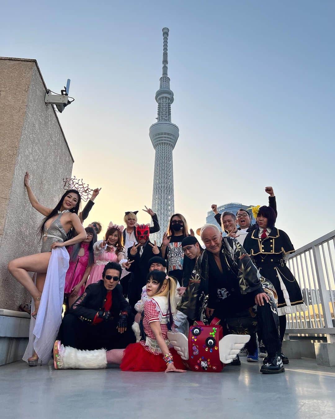 のインスタグラム：「今日は、#ガチバン 撮影でした。新しく新たに始動が始まりました。 また、歌覚えないと〜 撮影後の記念写真です ライブ来てね  ライブに関してだけDM ok あとはいつもどおりリアルな、まじ友意外 禁止です  大所帯バンド結成1年 #ガチンコバンドクラブ  始動  7月23日 レコ発記念ワンマン公演 ＠池袋LIVE INN ROSA  9月3日 秋のワンマン公演 ＠下北沢BREATH  【上記2公演共通】 18時30開場／19時開演 前売券：￥3000＋1D チケットはメンバーが所持してます🎫  #スカイツリー #バンド #大御所バンド #女王」