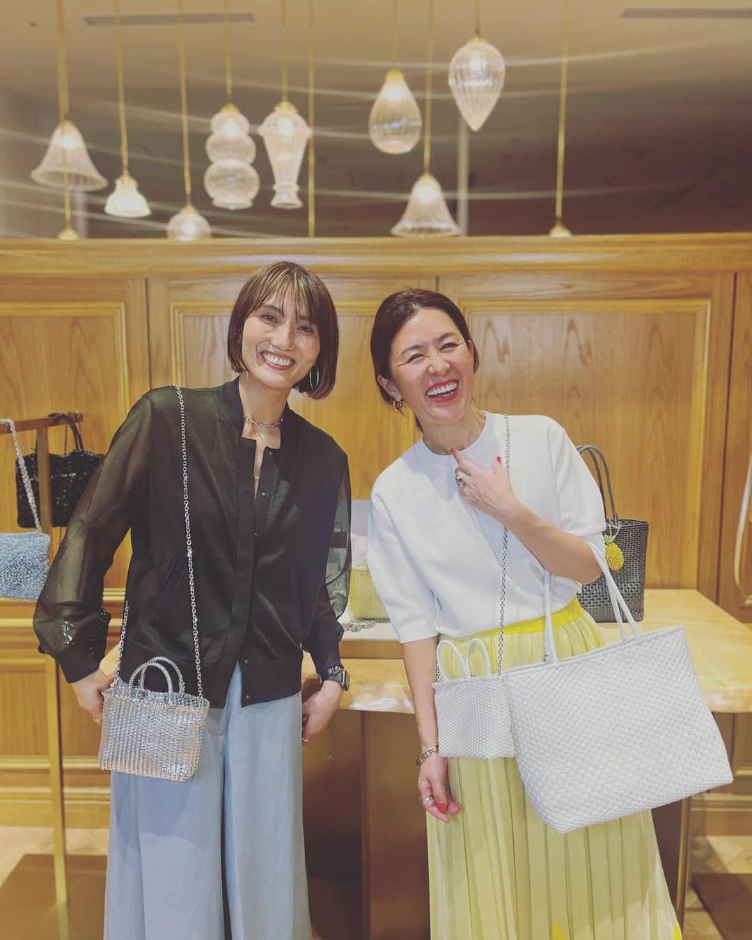 坪田あさみのインスタグラム：「アンテプリマのバッグってなんて万能なんだろう！と感動したライブでした☺️ 素敵な大草さん @naokookusa とのライブ、楽しかった〜❣️ @anteprima_japan @naokookusa_styling の アーカイブからご覧いただけますのでぜひ☺️  お着物にもカジュアルにもエレガントにも 合わせやすいバッグなんて、なかなかないですよね。 ちーこバッグに対する皆様の反応もおもしろかった😂  遅い時間までお付き合い頂きありがとうございました☺️🫶🏼  #大人カジュアル #大人カジュアルスタイル #大人カジュアルファッション #大人カジュアルコーデ #きれいめコーデ #大人カジュアルコーディネート #大人カジュアル服　#こなれ感 #こなれカジュアル #こなれ #こなれコーデ　#40代 #40代ファッション #40代コーデ　#50代 #50代ファッション #50代コーデ  #アンテプリマ」